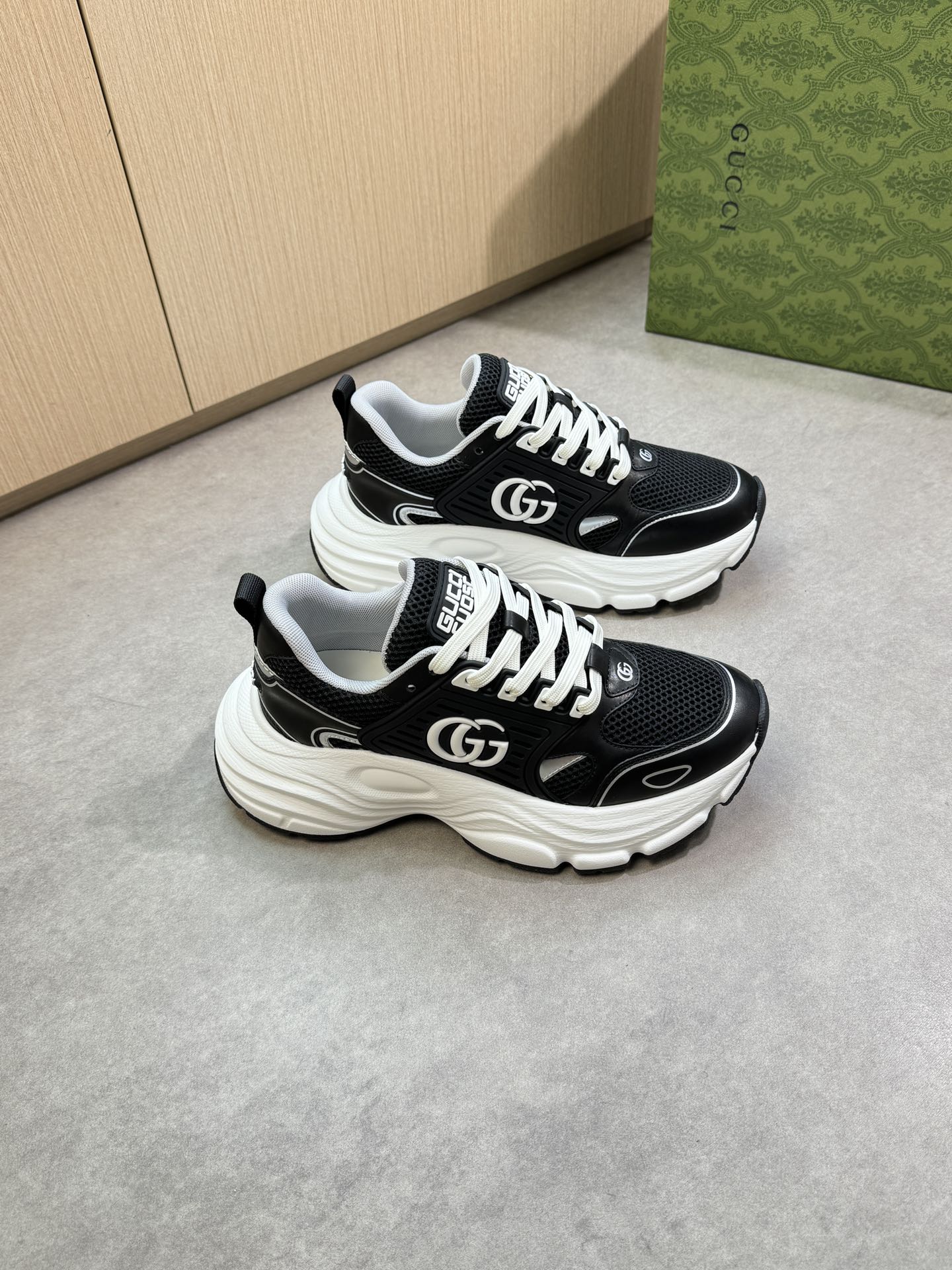 NO:352937,[Gucci] Gucci - High-end quality Original single · Casual sports shoes - Upper Napa calfskin. High Zhoubo brand totem, brand hollow mesh canvas, shoe body, shoe tongue; sewing brand plastic logo module - inner brand canvas, foot pads; water dyed cowhide - outsole ultralight TPU·rubber two-color molded outsole - ultra high quality control·fine workmanship highlighting (high-end·noble·grade) -Size 38-44 (45, custom made)·G61850,,gucci,gucci,sneakers,cowhide19860909【Gucci】古驰  -高端品质 原单·休闲运动鞋 -鞋面纳帕小牛皮.高周波品牌图腾、品牌镂空网帆布匹、鞋身、鞋舌；车缝品牌塑胶logo模块 -内里品牌帆布,垫脚；水染牛皮 -大底超轻TPU·橡胶双色成型大底 -超高品控·做工精细凸显(高端·贵气·档次) -Size 38-44（45,可订做)·G61850,,gucci,gucci,sneakers,cowhide,Men's shoes