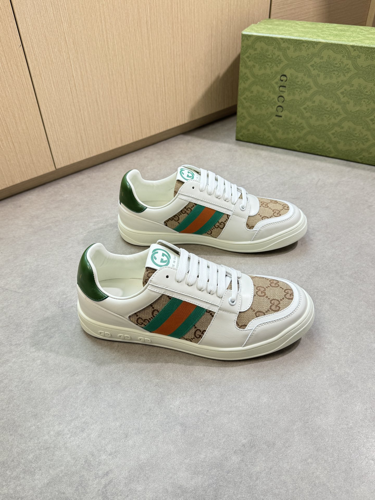 NO:352980,[Gucci] Gucci - High-end quality Original single · Casual sports shoes - Upper Napa calfskin, brand totem cloth, shoe body brand webbing, tongue. Heel; Silk-printed brand totem - Inner water dyed cowhide - Outsole ultra-light TPR·rubber; molded outsole - Ultra-high quality control·fine workmanship highlighted (high-end, noble, grade) -Size 38-44 (45, custom made)·G0181,,gucci,gucci,cowhide19860909【Gucci】古驰 -高端品质 原单·休闲运动板鞋 -鞋面纳帕小牛皮、品牌图腾布匹、鞋身品牌织带、鞋舌.后跟；丝印品牌图腾 -内里水染牛皮 -大底超轻TPR·橡胶；成型大底 -超高品控·做工精细凸显(高端·贵气·档次) -Size 38-44（45,可订做)·G0181,,gucci,gucci,cowhide,Men's shoes
