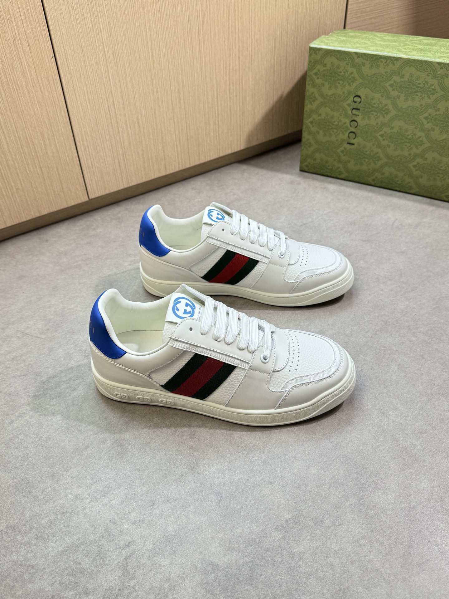 NO:352994,[Gucci] Gucci - High-end quality Original single · Casual sports shoes - Upper Napa calfskin, brand high mercerized canvas cloth, shoe body brand webbing, tongue. Heel; Silk-printed brand totem - Inner water dyed cowhide - Outsole ultra-light TPR·rubber; molded outsole - Ultra-high quality control·fine workmanship highlighting (high-end, noble, grade) -Size 38-44 (45, custom made)·G0181,,gucci,gucci,cowhide19860909【Gucci】古驰 -高端品质 原单·休闲运动板鞋 -鞋面纳帕小牛皮、品牌高丝光帆布布匹、鞋身品牌织带、鞋舌.后跟；丝印品牌图腾 -内里水染牛皮 -大底超轻TPR·橡胶；成型大底 -超高品控·做工精细凸显(高端·贵气·档次) -Size 38-44（45,可订做)·G0181,,gucci,gucci,cowhide,Men's shoes