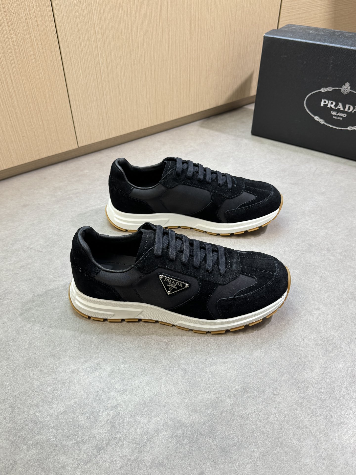 NO:353464,【PRADA】Prada - High-end quality Original single · Casual sports shoes - Imported back-velvet calfskin on the upper, brand high mercerized canvas, shoe body sewing brand metal fasteners, tongue. Heel. Air compressor brand LOGO - Inner water dyed cowhide - Outsole ultra-light TPU foaming·rubber; Two-color molded outsole - Ultra-high quality control·fine workmanship highlighting (high-end, noble, grade) -Size 38-44 (45, custom made)·0372,,prada,prada,sneakers,cowhide19860909【PRADA】普拉达 -高端品质 原单·休闲运动鞋 -鞋面进口反绒小牛皮、品牌高丝光帆布、鞋身车缝品牌金属扣件、鞋舌.后跟.空压品牌LOGO -内里水染牛皮 -大底超轻TPU发泡·橡胶；双色成型大底 -超高品控·做工精细凸显(高端·贵气·档次) -Size 38-44（45,可订做)·0372,,prada,prada,sneakers,cowhide,Men's shoes
