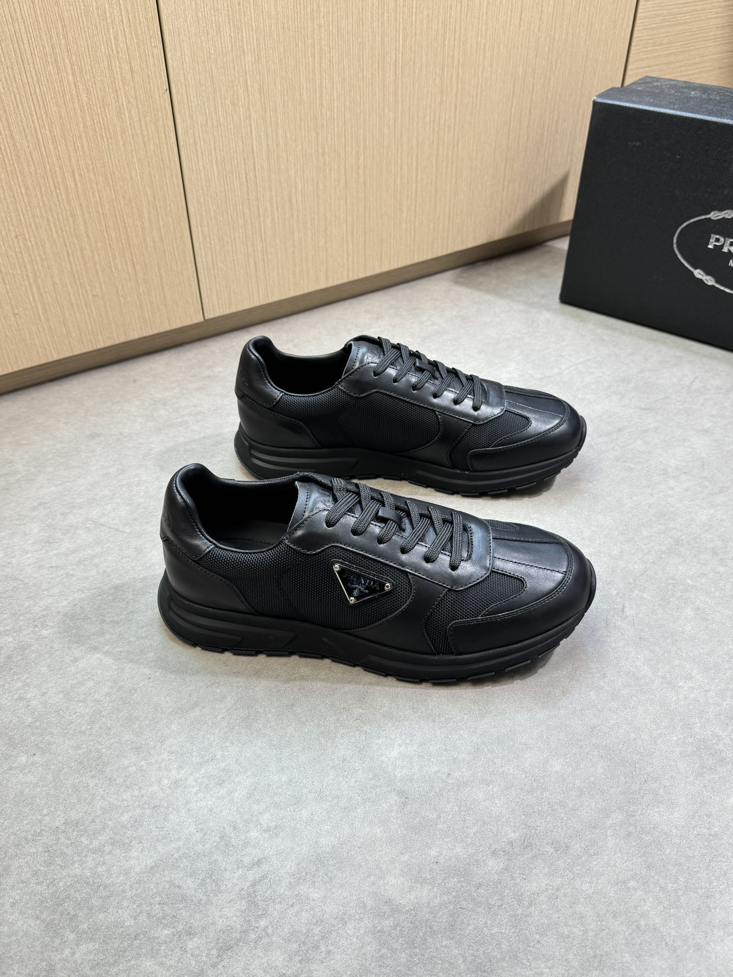 NO:353480,【PRADA】Prada - High-end quality Original single casual sports shoes - Imported Napa calfskin on the upper, brand high mercerized canvas, shoe body sewing brand metal fasteners, tongue. Heel. Air compressor brand LOGO - Inner water dyed cowhide - Outsole ultra-light TPU foaming·rubber; Two-color molded sole - Ultra-high quality control·fine workmanship highlighting (high-end, noble, grade) -Size 38-44 (45, custom made)·0372,,prada,prada,sneakers,cowhide19860909【PRADA】普拉达 -高端品质 原单·休闲运动鞋 -鞋面进口纳帕小牛皮、品牌高丝光帆布、鞋身车缝品牌金属扣件、鞋舌.后跟.空压品牌LOGO -内里水染牛皮 -大底超轻TPU发泡·橡胶；双色成型大底 -超高品控·做工精细凸显(高端·贵气·档次) -Size 38-44（45,可订做)·0372,,prada,prada,sneakers,cowhide,Men's shoes