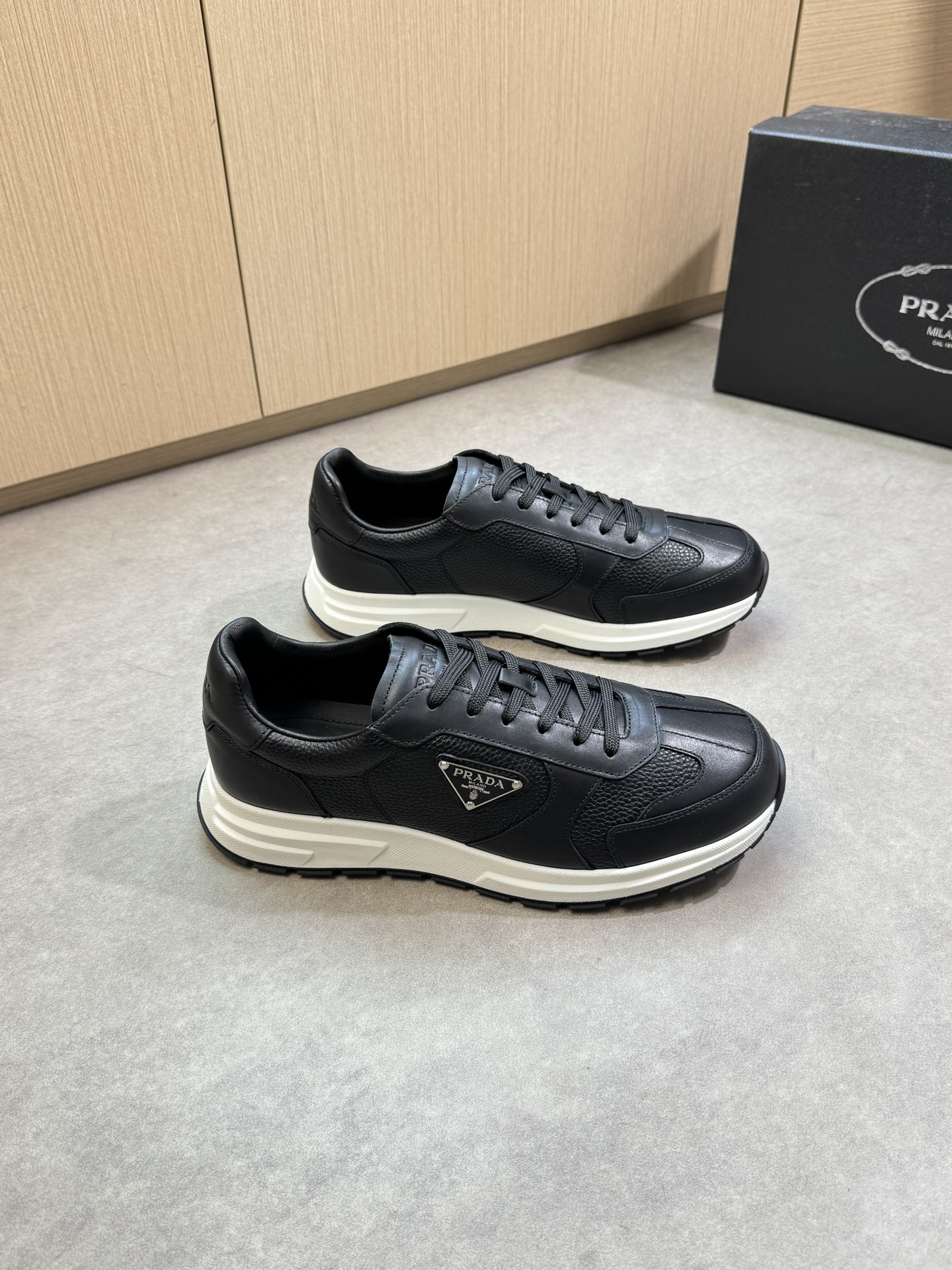 NO:353499,【PRADA】Prada - High-end quality Original single casual sports shoes - Imported upper Napa calfskin, lychewed calfskin, shoe body sewing brand metal fastener, tongue, heel. Air compressor brand LOGO - Inner water dyed cowhide - Outsole ultra-light TPU foaming·rubber; Two-color molded sole - Ultra-high quality control·fine workmanship highlighting (high-end, noble, grade) -Size 38-44 (45, custom made)·0372,,prada,prada,sneakers,cowhide19860909【PRADA】普拉达 -高端品质 原单·休闲运动鞋 -鞋面进口纳帕小牛皮、荔纹小牛皮、鞋身车缝品牌金属扣件、鞋舌.后跟.空压品牌LOGO -内里水染牛皮 -大底超轻TPU发泡·橡胶；双色成型大底 -超高品控·做工精细凸显(高端·贵气·档次) -Size 38-44（45,可订做)·0372,,prada,prada,sneakers,cowhide,Men's shoes