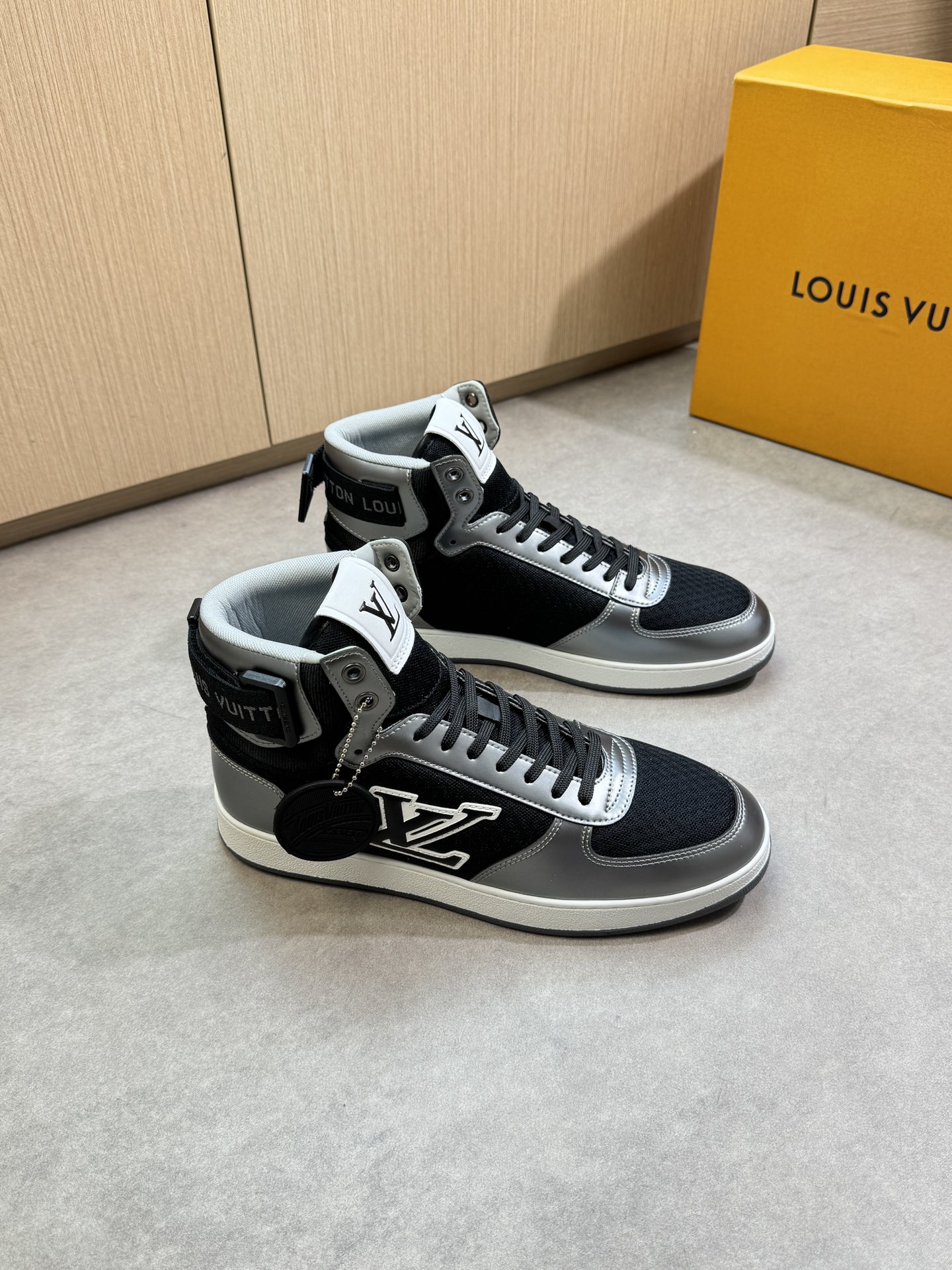 NO:353517,【Louis Vuitton】Louis Vuitton - High-end quality Original single casual sports shoes - upper silver calfskin, brand hollow mesh canvas, shoe body sewing brand totem leather logo, shoe tongue; color printing high Zhoubo brand logo, heel brand webbing Velcro technology - inner brand canvas - outsole ultralight TPR·rubber; two-color molded outsole - ultra high quality control·fine workmanship highlight (high-end, noble, grade) -Size 38-44 (45, custom made)·L0117,,louis vuitton,louis vuitton,cowhide19860909【Louis Vuitton】路易威登 -高端品质 原单·休闲运动板鞋 -鞋面银色小牛皮、品牌镂空网帆布、鞋身车缝品牌图腾皮标、鞋舌；彩印高周波品牌Logo、后跟品牌织带魔术贴工艺 -内里品牌帆布 -大底超轻TPR·橡胶; 双色成型大底 -超高品控·做工精细凸显(高端·贵气·档次) -Size 38-44（45,可订做)·L0117,,louis vuitton,louis vuitton,cowhide,Men's shoes