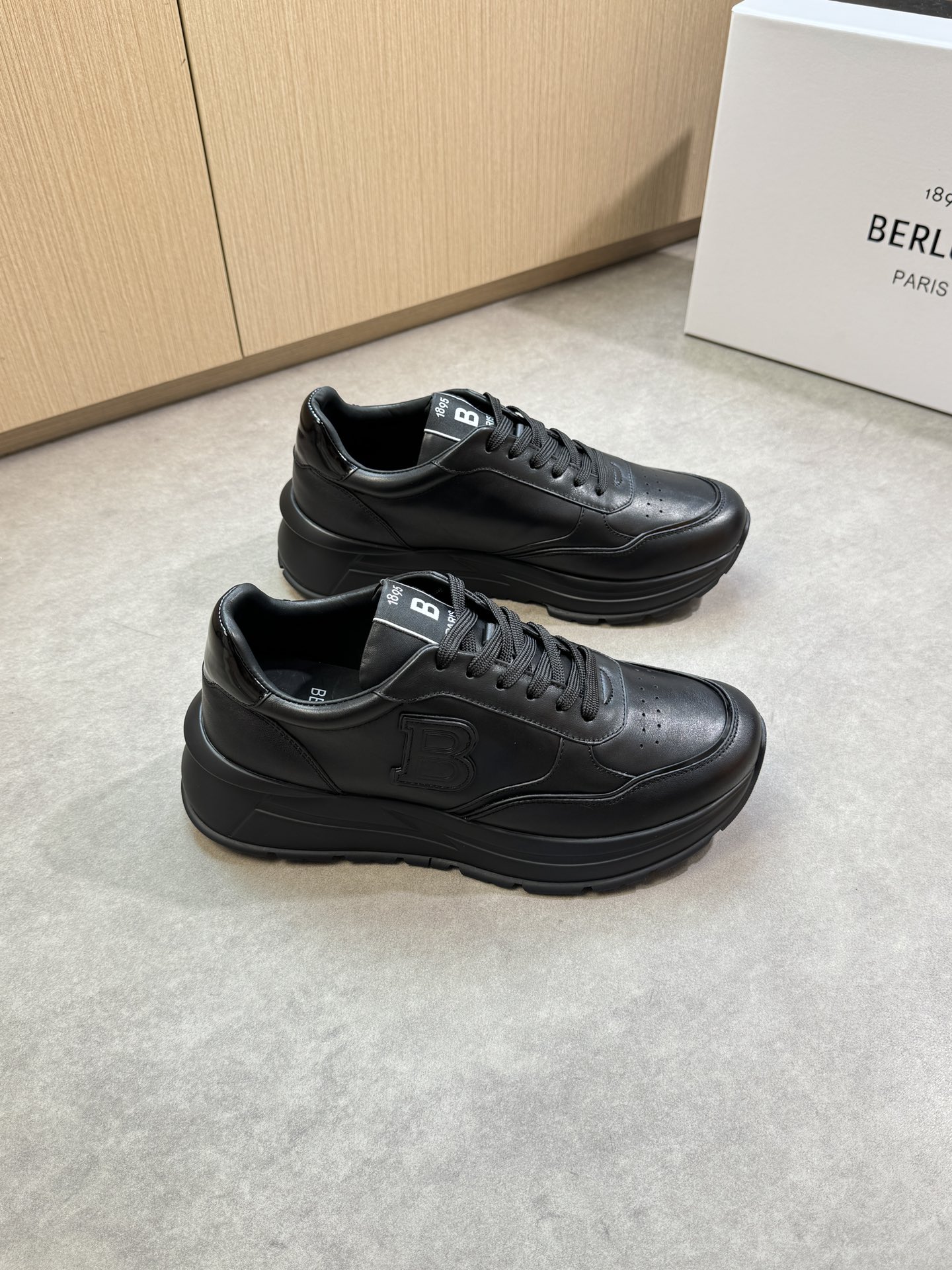 NO:353534,【Berluti】Berluti (Bruti) - High-end quality Original single casual sports shoes - Imported upper Napa calfskin, shoe body sewing air compressor brand totem, shoe tongue brand cloth - Inner water dyed cowhide - Outsole ultra-light TPU foaming·rubber; Two-color molded sole - Ultra-high quality control·fine workmanship highlighted (high-end·noble·grade) -Size 39-44 (38,45, size can be customized)·B0118,,sneakers,cowhide19860909【 Berluti】伯尔鲁帝(布鲁提)  -高端品质 原单·休闲运动鞋 -鞋面进口纳帕小牛皮、鞋身车缝空压品牌图腾、鞋舌品牌布标 -内里水染牛皮 -大底超轻TPU发泡·橡胶；双色成型大底 -超高品控·做工精细凸显( 高端·贵气·档次 ) -Size 39-44（38,45,码可订做)·B0118,,sneakers,cowhide,Men's shoes