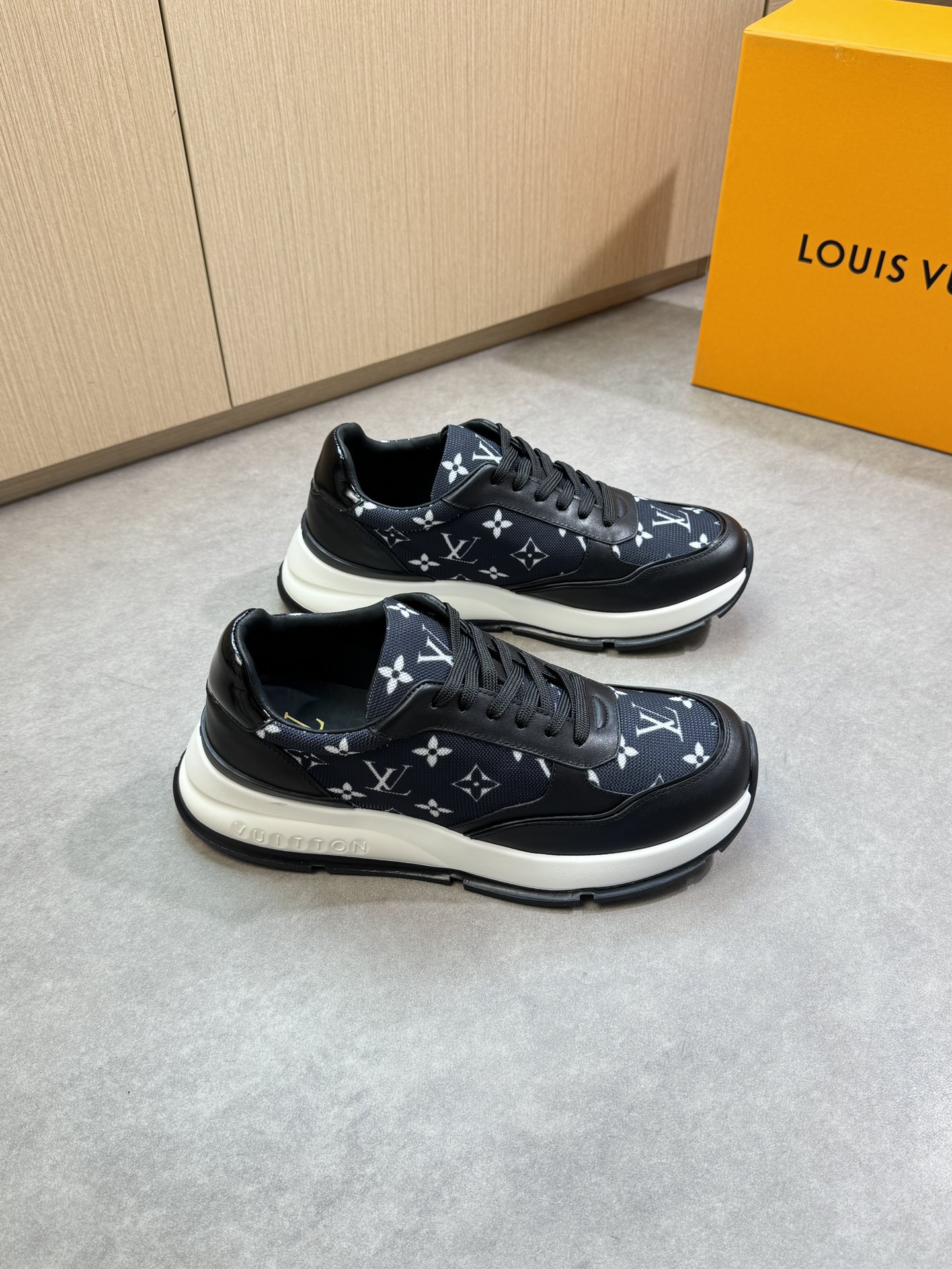 NO:345846,【Louis Vuitton】Louis Vuitton - High-end quality Original single casual sneakers - Upper Napa calfskin, brand totem high mercerized cloth - Inner water dyed cowhide - Outsole ultra-light TPU. Rubber foam; Two-color molded outsole - Ultra-high quality control · Fine workmanship highlighted (high-end, noble, grade) -Size 39-44 (38,45, custom made)·L0118,,louis vuitton,louis vuitton,sneakers,cowhide19860909【Louis Vuitton】路易威登 -高端品质 原单·休闲运动鞋 -鞋面纳帕小牛皮、品牌图腾高丝光布匹 -内里水染牛皮 -大底超轻TPU.橡胶发泡; 双色成型大底 -超高品控·做工精细凸显(高端·贵气·档次) -Size 39-44（38,45,可订做)·L0118,,louis vuitton,louis vuitton,sneakers,cowhide,Men's shoes
