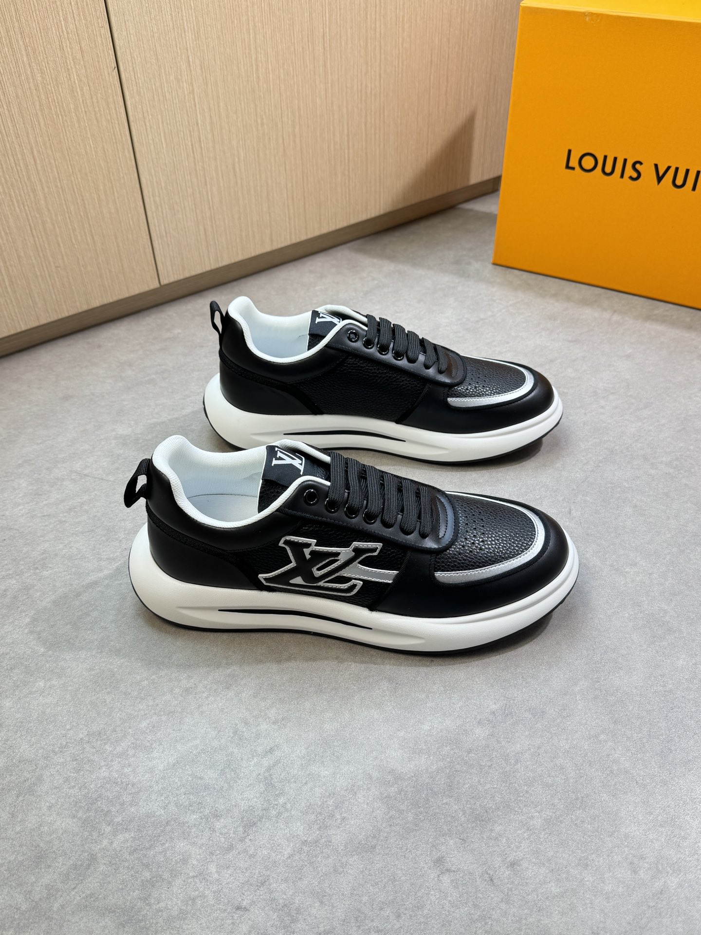 NO:353568,【Louis Vuitton】Louis Vuitton - High-end quality Original single casual sneakers - Upper Napa calfskin, lychew calfskin, shoe body sewing brand totem leather label - Neil brand canvas - Outsole ultra-light TPU. Rubber foam; Two-color molded outsole - Ultra-high quality control, fine workmanship highlighted (high-end, noble, grade) -Size 39-44 (38,45, custom made)·L0181,,louis vuitton,louis vuitton,sneakers,cowhide19860909【Louis Vuitton】路易威登 -高端品质 原单·休闲运动鞋 -鞋面纳帕小牛皮、荔纹小牛皮、鞋身车缝品牌图腾皮标 -内里品牌帆布 -大底超轻TPU.橡胶发泡; 双色成型大底 -超高品控·做工精细凸显(高端·贵气·档次) -Size 39-44（38,45,可订做)·L0181,,louis vuitton,louis vuitton,sneakers,cowhide,Men's shoes