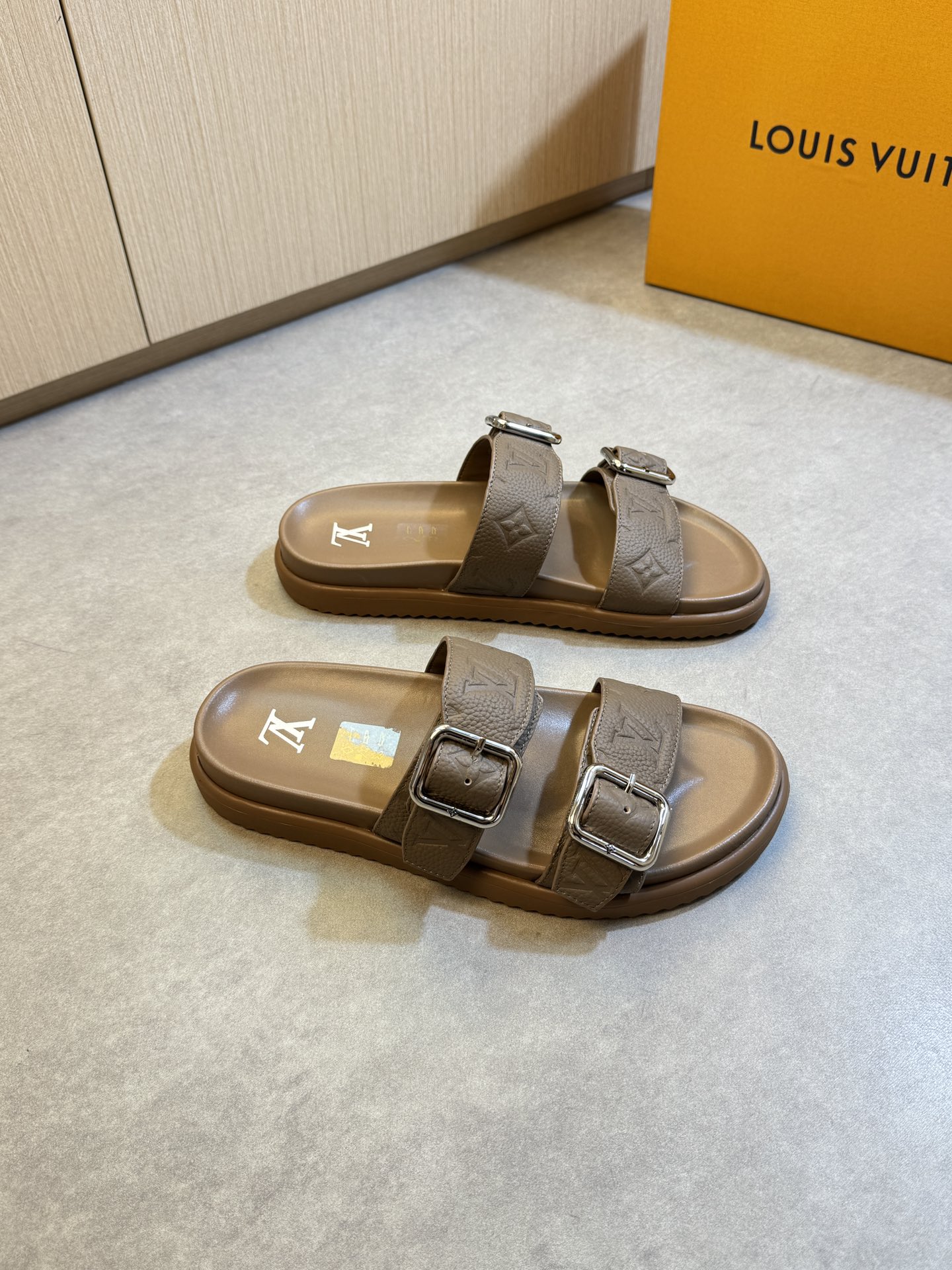 NO:353621,【Louis Vuitton】Louis Vuitton - High-end quality Original single casual sandals - Imported upper lyre pattern calfskin air compressor brand totem, brand metal fastener - Inner water dyed cowhide - Outsole ultra-light TPU foaming water table. Environ-friendly leather material·rubber; Combined molding outsole - Ultra-high quality control·fine workmanship highlighted (high-end, noble, grade) -Size 39-44 (38.45, 46, custom made)·0199,,louis vuitton,louis vuitton,slippers,cowhide19860909【Louis Vuitton】路易威登 -高端品质 原单·休闲凉拖鞋 -鞋面进口荔纹小牛皮空压品牌图腾、品牌金属扣件 -内里水染牛皮 -大底超轻TPU发泡水台.包环保皮料·橡胶；组合成型大底 -超高品控·做工精细凸显(高端·贵气·档次) -Size 39-44（38.45, 46,可订做)·0199,,louis vuitton,louis vuitton,slippers,cowhide,Men's shoes