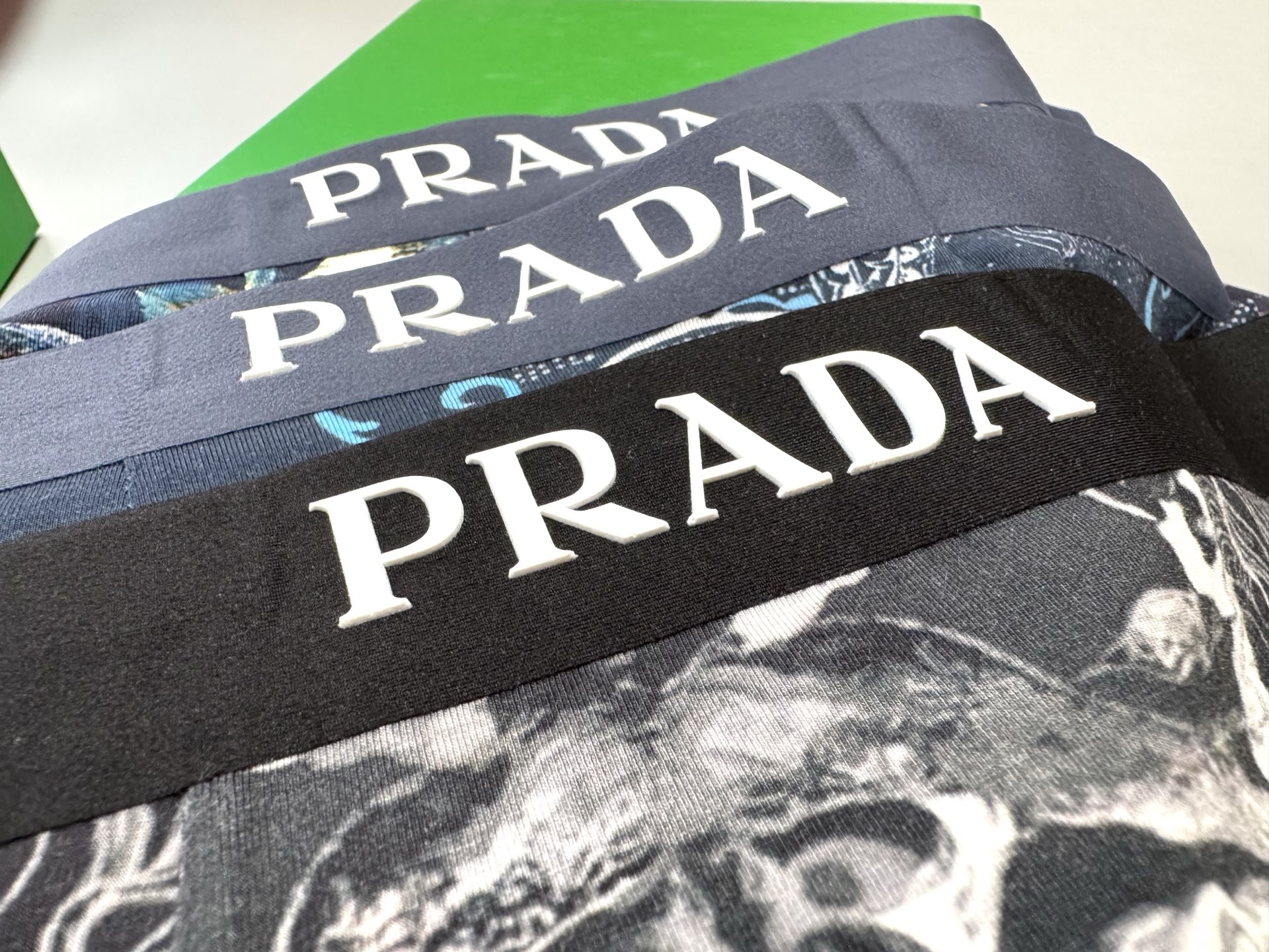 🔥🔥🔥PRADA爆款到货、订织面料无缝切割工艺 、舒适！有型！ 一点也不紧绷 按照人体工程学设计 彰显男