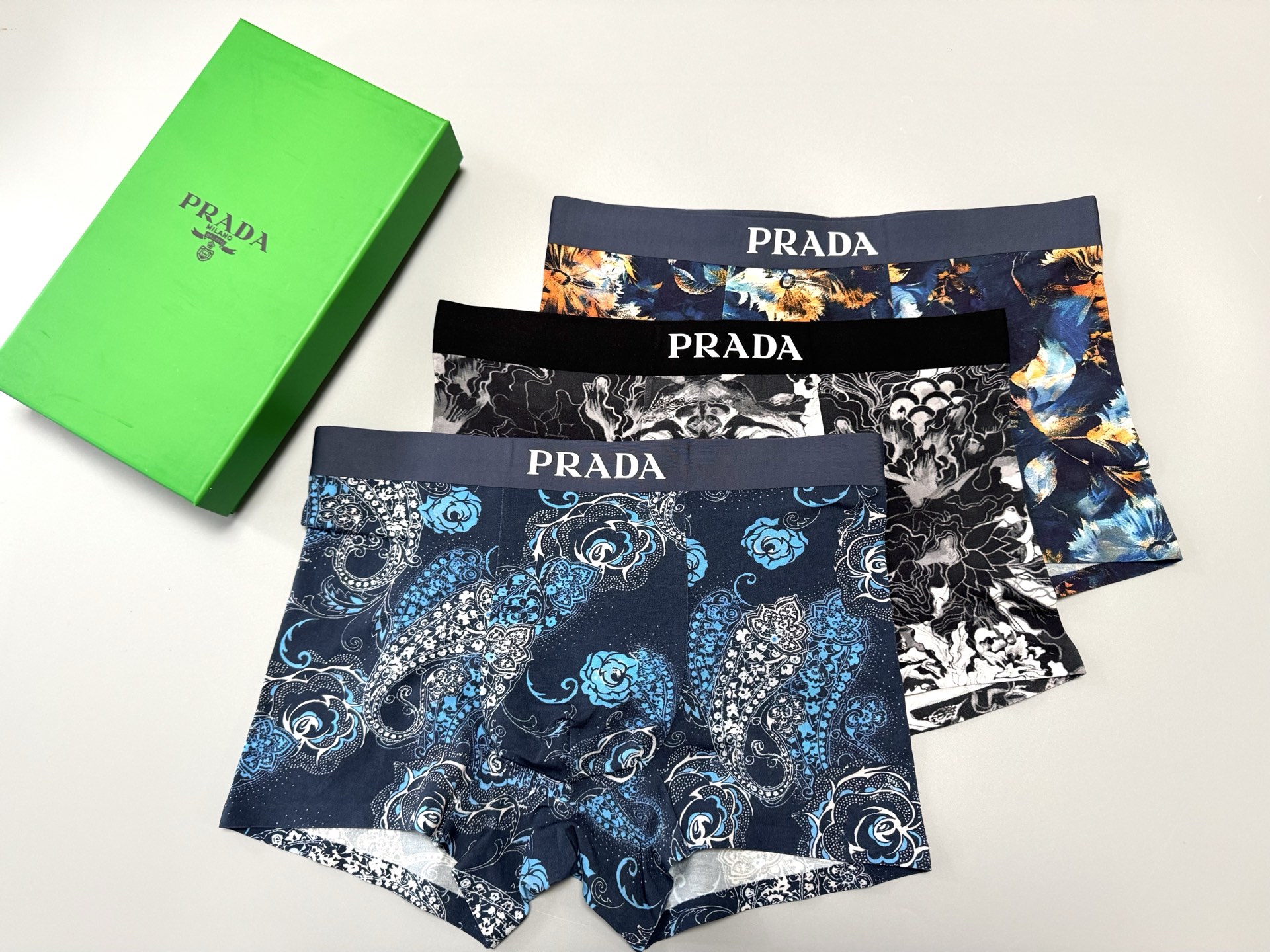 🔥🔥🔥PRADA爆款到货、订织面料无缝切割工艺 、舒适！有型！ 一点也不紧绷 按照人体工程学设计 彰显男