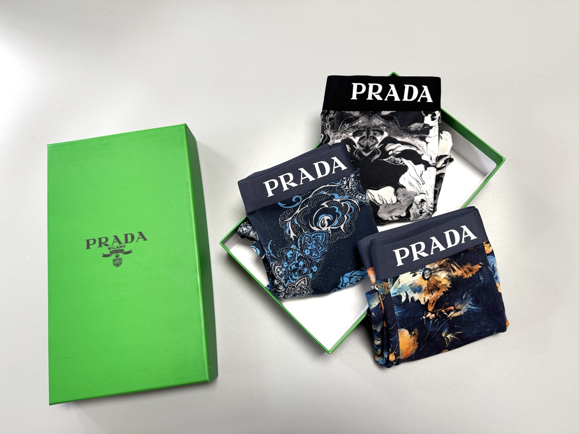 🔥🔥🔥PRADA爆款到货、订织面料无缝切割工艺 、舒适！有型！ 一点也不紧绷 按照人体工程学设计 彰显男