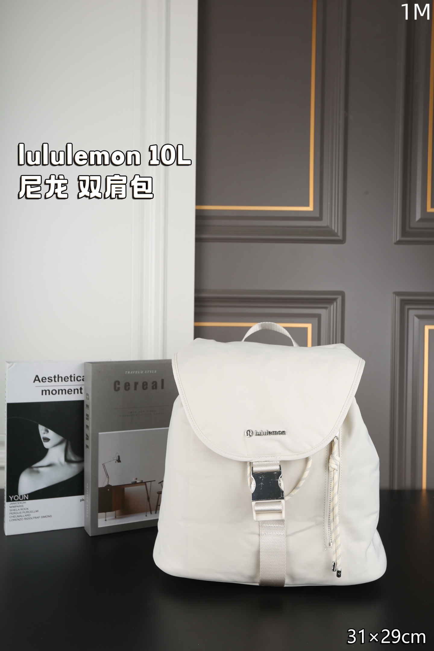P225  飞机盒
lululemon露露乐蒙 10L 尼龙 双肩包
轻松便捷的大容量包包
lulu新款双肩包draw string抽绳包
上身超美！❤️了
隔层很多 设计很实用
外侧还有拉链
小众又好看的双肩包～
尺寸：31×29