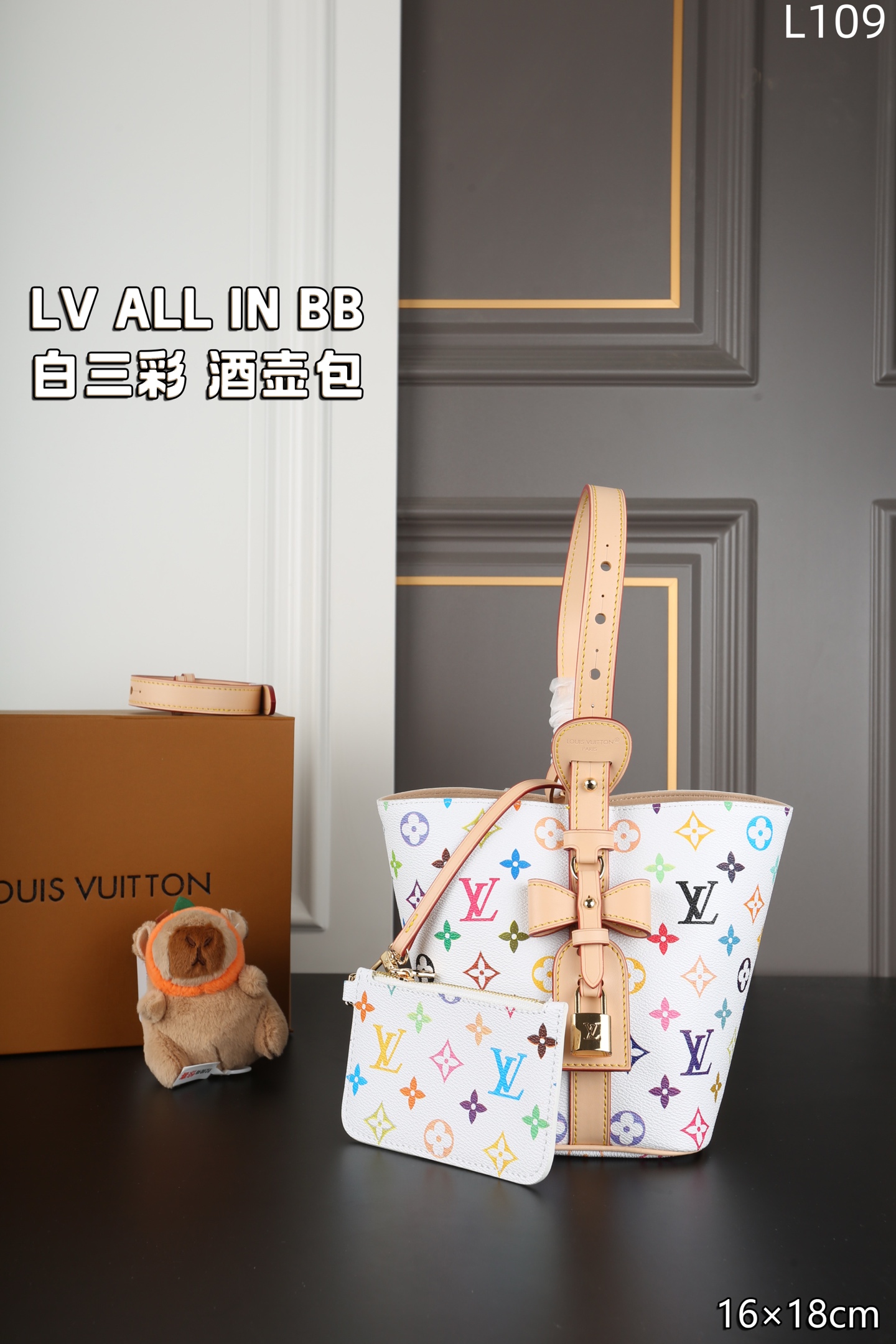 P245  全套礼盒➕挂件
LV x Takashi Murakami村上隆 联名款 ALL IN BB 白三彩 酒壶包 水桶包 手提单肩包芯片版本
氛围感满满的一款
任何搭配都能够轻松驾驭
低调有质感 容量也很可！
尺寸：16×18