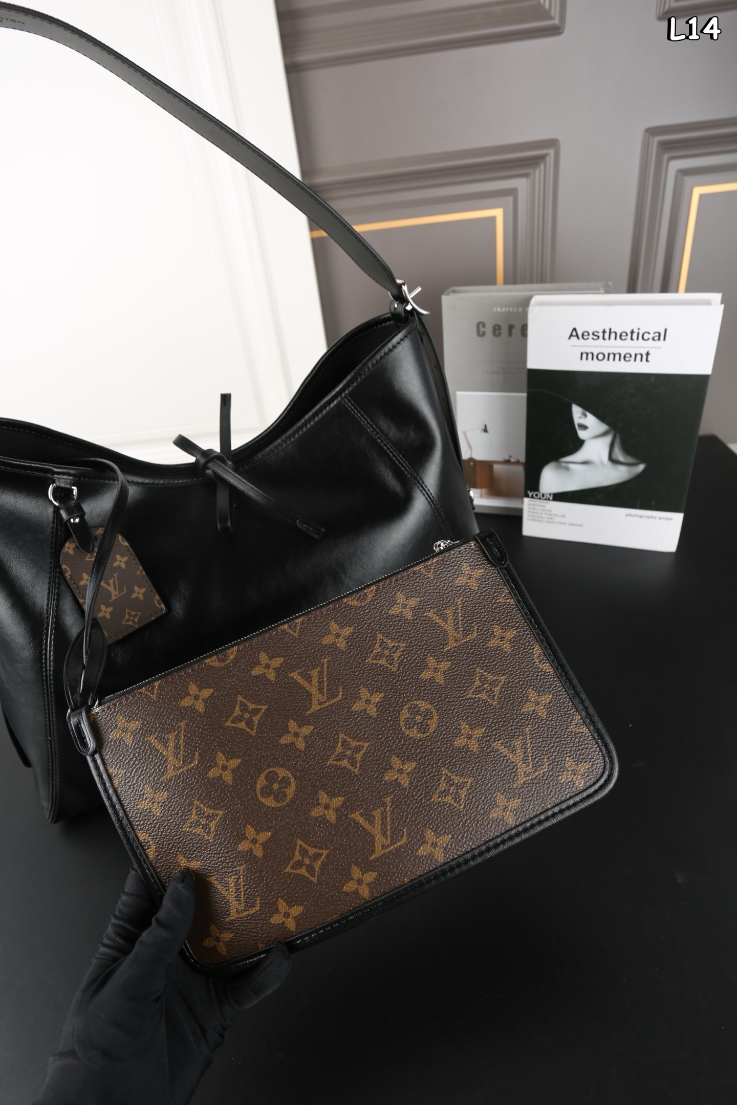 大号P265  全套礼盒
LV Carryall Dark 带黑武士 购物袋托特包手提单肩包
LV新出的全黑色Dark cargo carryall空间超级ok~软塌塌的很随身有质感皮质超有质感，随性简约
带一点老花，今年的新一代包神
尺寸：42×31
