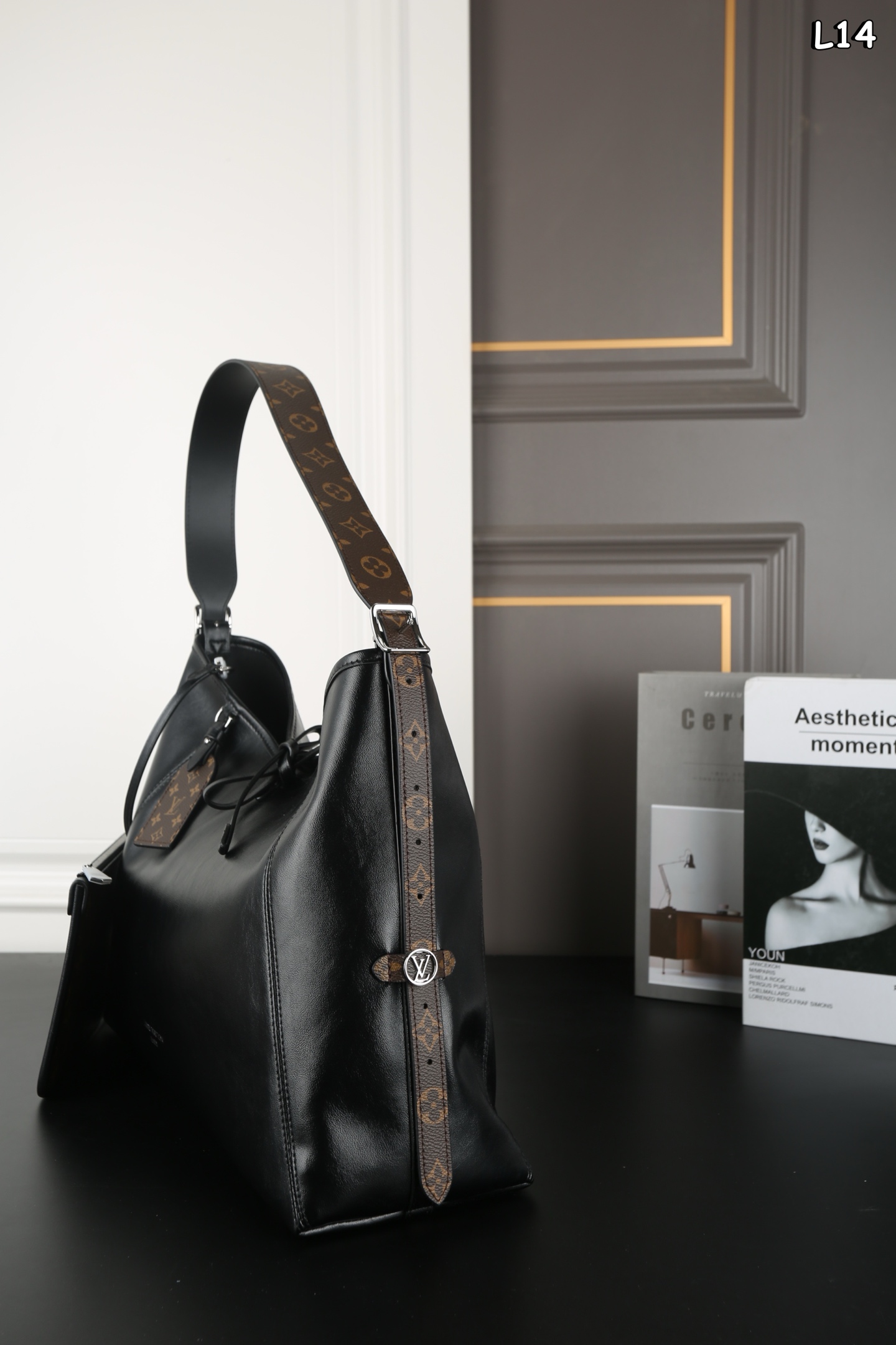 大号P265  全套礼盒
LV Carryall Dark 带黑武士 购物袋托特包手提单肩包
LV新出的全黑色Dark cargo carryall空间超级ok~软塌塌的很随身有质感皮质超有质感，随性简约
带一点老花，今年的新一代包神
尺寸：42×31