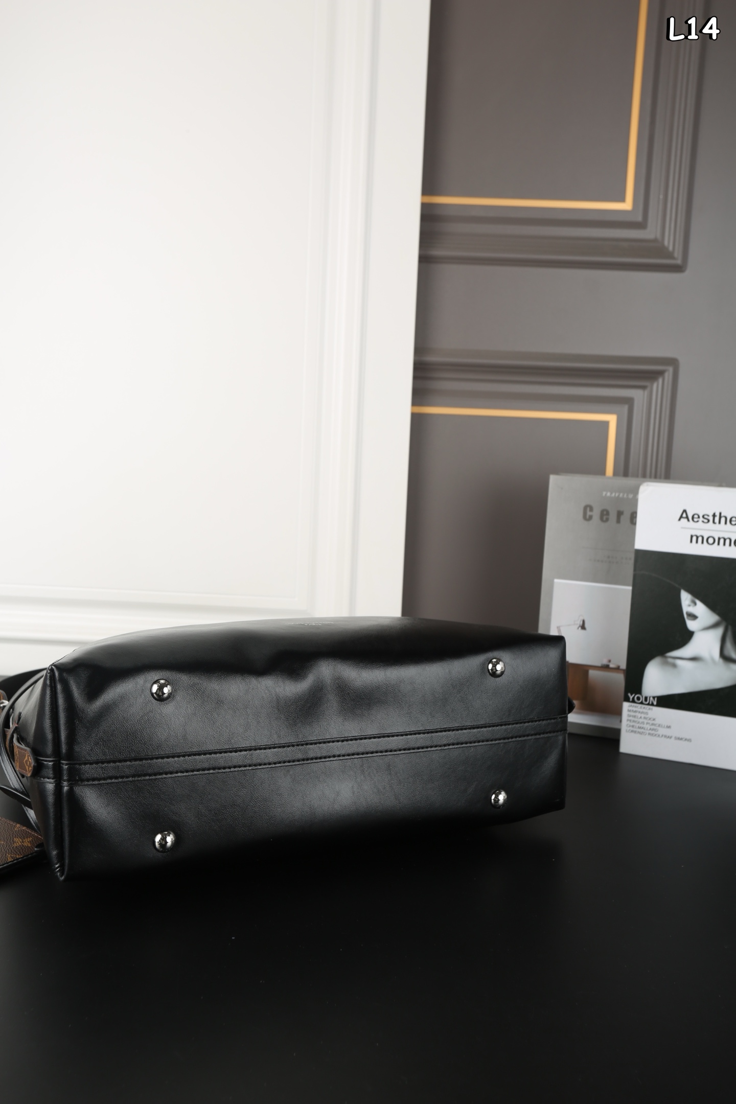 大号P265  全套礼盒
LV Carryall Dark 带黑武士 购物袋托特包手提单肩包
LV新出的全黑色Dark cargo carryall空间超级ok~软塌塌的很随身有质感皮质超有质感，随性简约
带一点老花，今年的新一代包神
尺寸：42×31