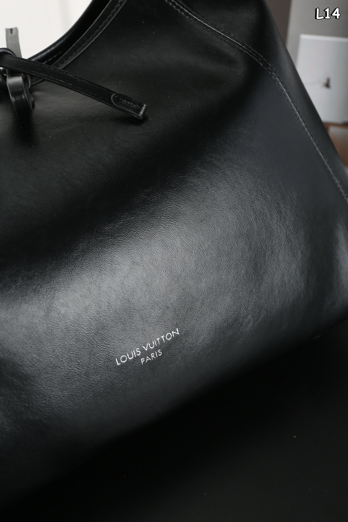 大号P265  全套礼盒
LV Carryall Dark 带黑武士 购物袋托特包手提单肩包
LV新出的全黑色Dark cargo carryall空间超级ok~软塌塌的很随身有质感皮质超有质感，随性简约
带一点老花，今年的新一代包神
尺寸：42×31