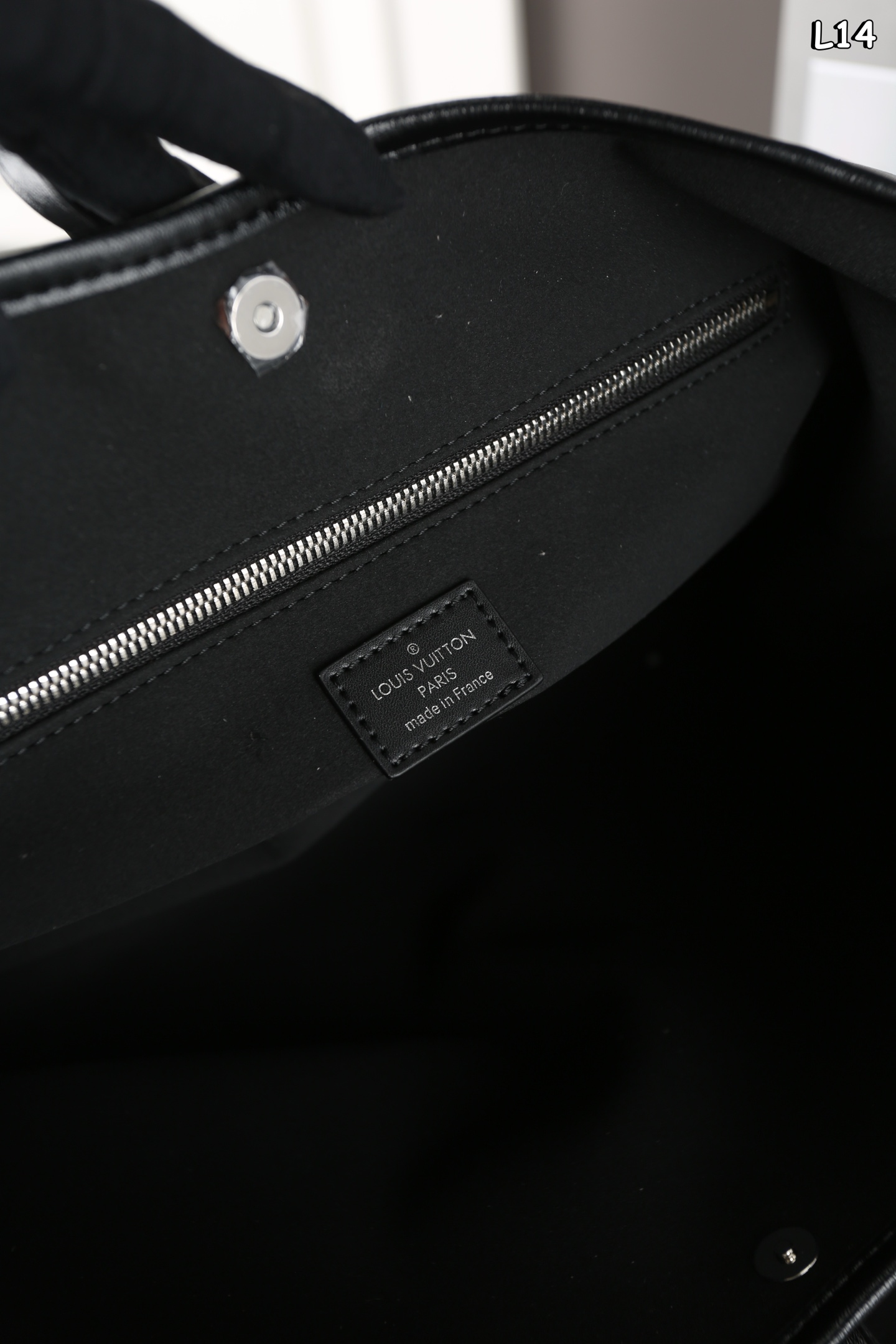 大号P265  全套礼盒
LV Carryall Dark 带黑武士 购物袋托特包手提单肩包
LV新出的全黑色Dark cargo carryall空间超级ok~软塌塌的很随身有质感皮质超有质感，随性简约
带一点老花，今年的新一代包神
尺寸：42×31