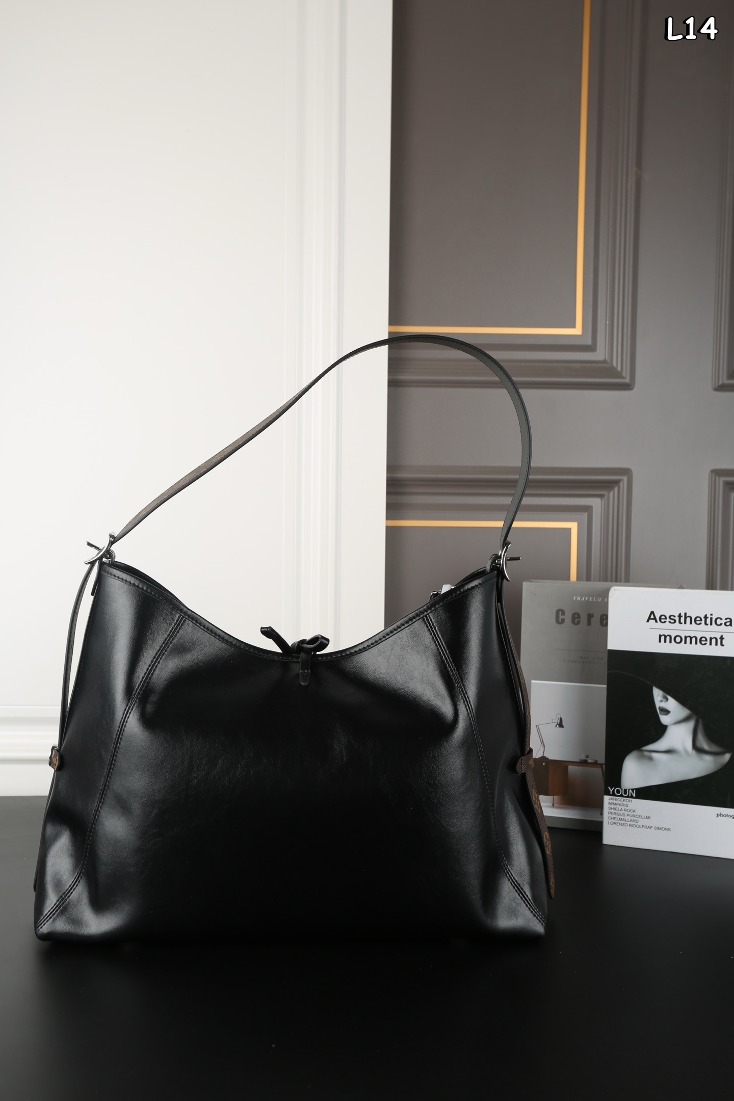 大号P265  全套礼盒
LV Carryall Dark 带黑武士 购物袋托特包手提单肩包
LV新出的全黑色Dark cargo carryall空间超级ok~软塌塌的很随身有质感皮质超有质感，随性简约
带一点老花，今年的新一代包神
尺寸：42×31