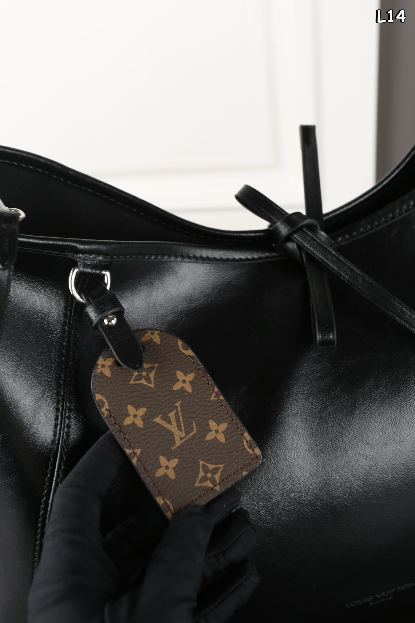 大号P265  全套礼盒
LV Carryall Dark 带黑武士 购物袋托特包手提单肩包
LV新出的全黑色Dark cargo carryall空间超级ok~软塌塌的很随身有质感皮质超有质感，随性简约
带一点老花，今年的新一代包神
尺寸：42×31
