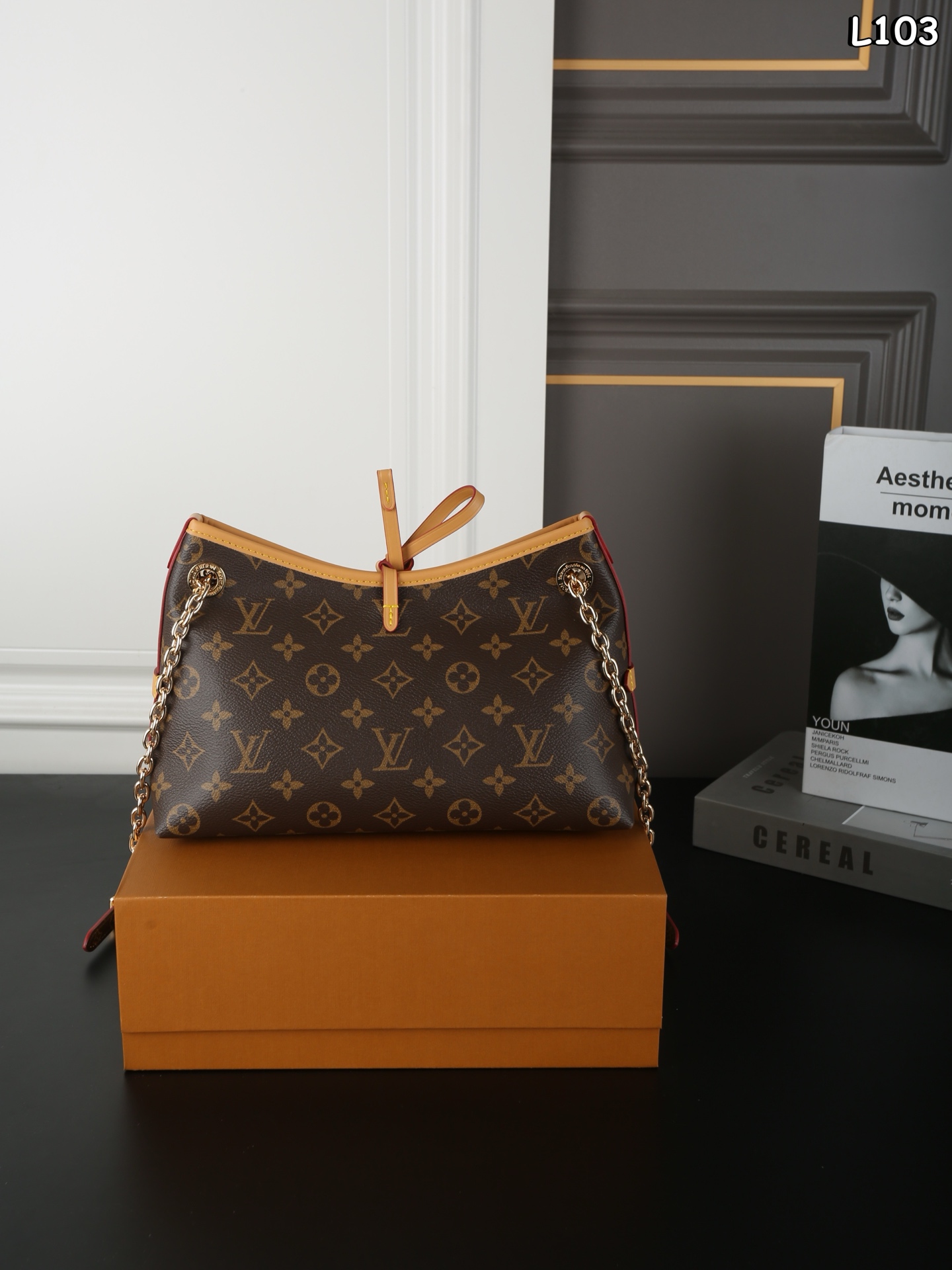 P200  全套礼盒
LV Carryall BB 链条包 单肩包 腋下包 托特购物袋 变码芯片
Lvcarryallbb
新款购物袋
背上秒变气质女神
容量杠杠的  日常出街完全拿捏！
时尚又不失优雅。 
尺寸：27×18