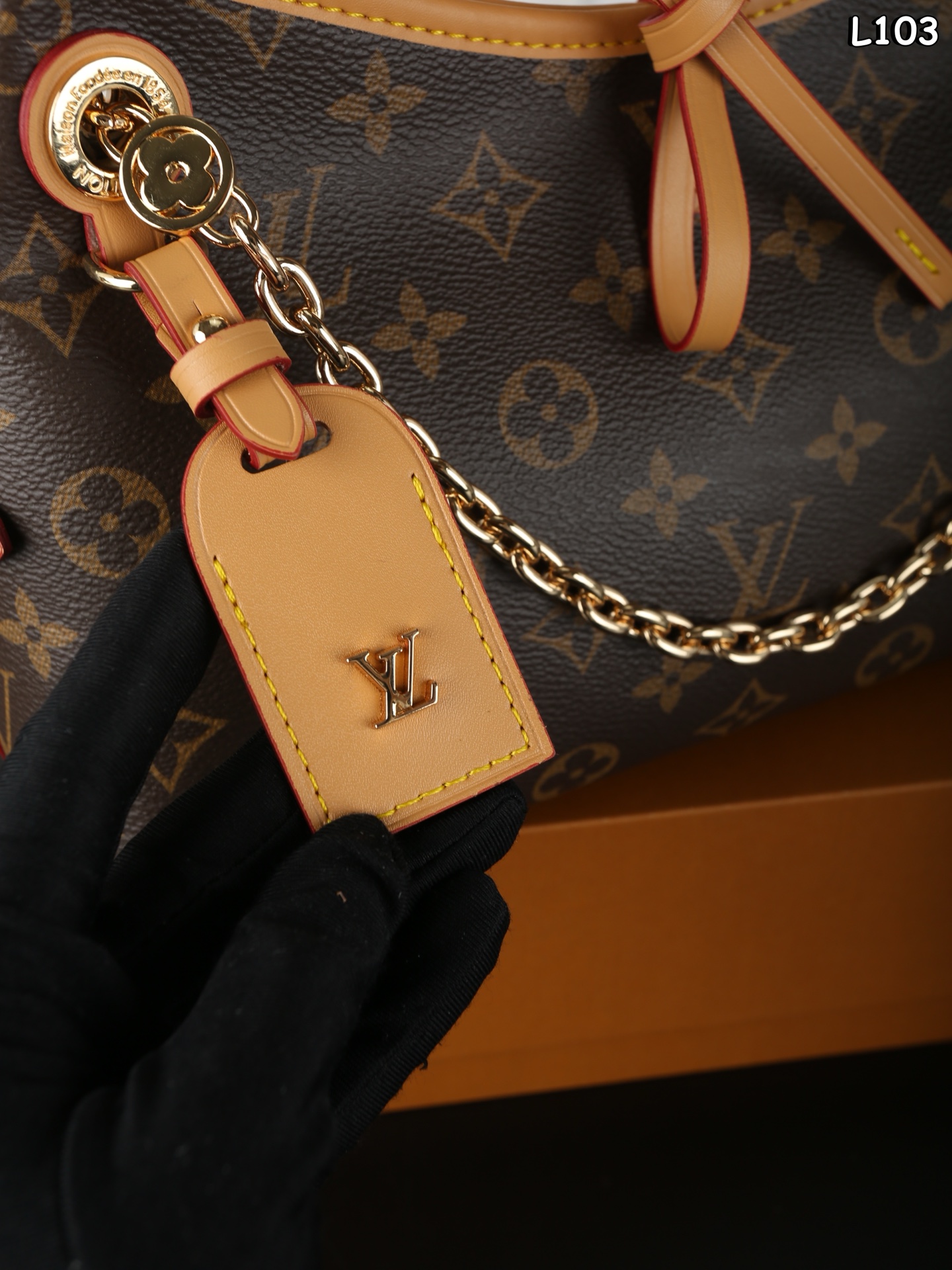 P200  全套礼盒
LV Carryall BB 链条包 单肩包 腋下包 托特购物袋 变码芯片
Lvcarryallbb
新款购物袋
背上秒变气质女神
容量杠杠的  日常出街完全拿捏！
时尚又不失优雅。 
尺寸：27×18