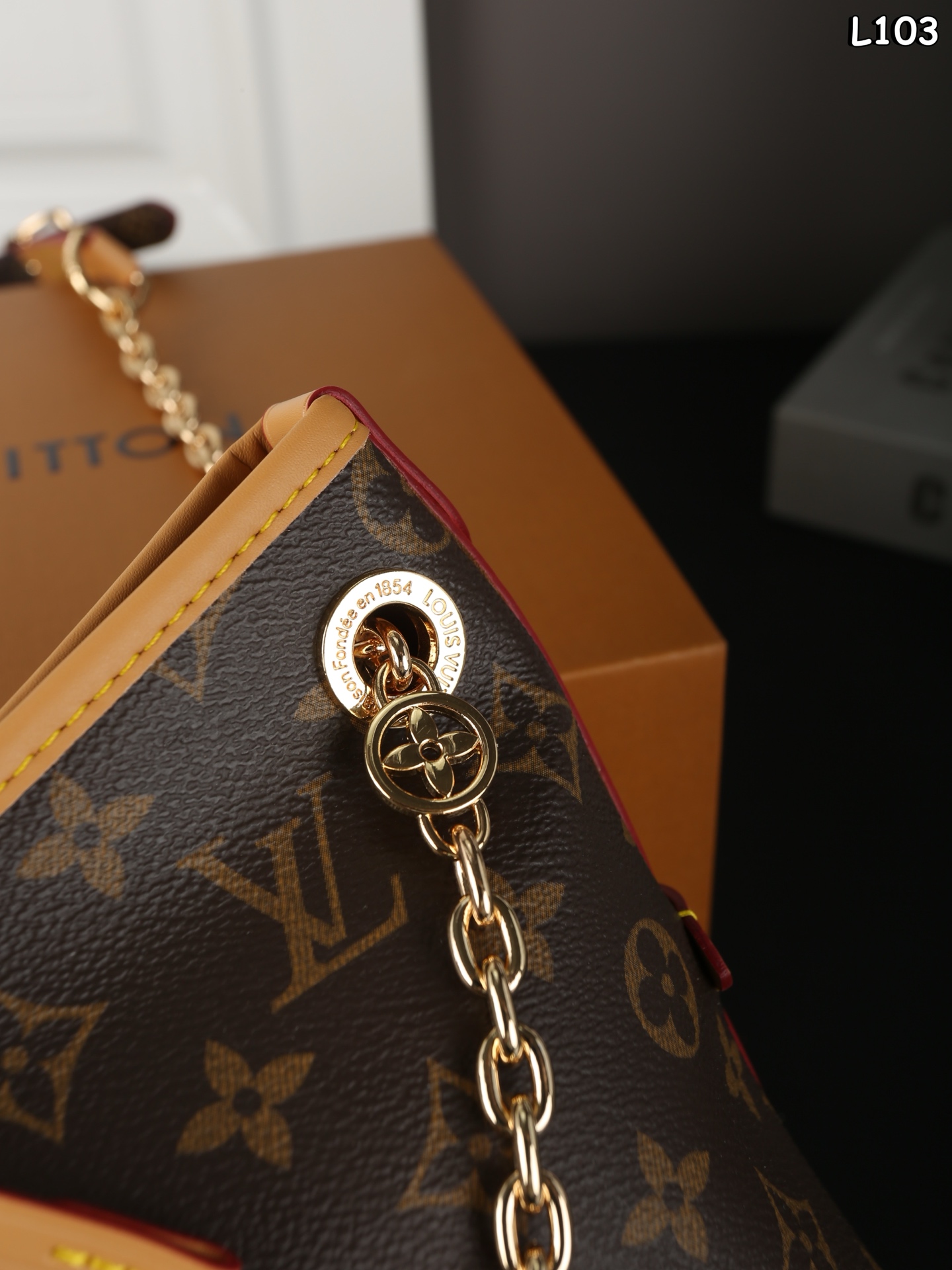 P200  全套礼盒
LV Carryall BB 链条包 单肩包 腋下包 托特购物袋 变码芯片
Lvcarryallbb
新款购物袋
背上秒变气质女神
容量杠杠的  日常出街完全拿捏！
时尚又不失优雅。 
尺寸：27×18