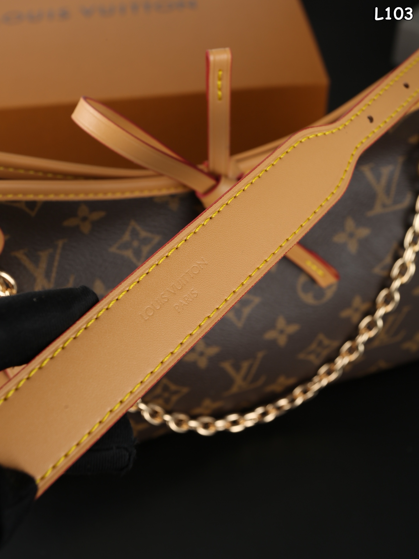 P200  全套礼盒
LV Carryall BB 链条包 单肩包 腋下包 托特购物袋 变码芯片
Lvcarryallbb
新款购物袋
背上秒变气质女神
容量杠杠的  日常出街完全拿捏！
时尚又不失优雅。 
尺寸：27×18