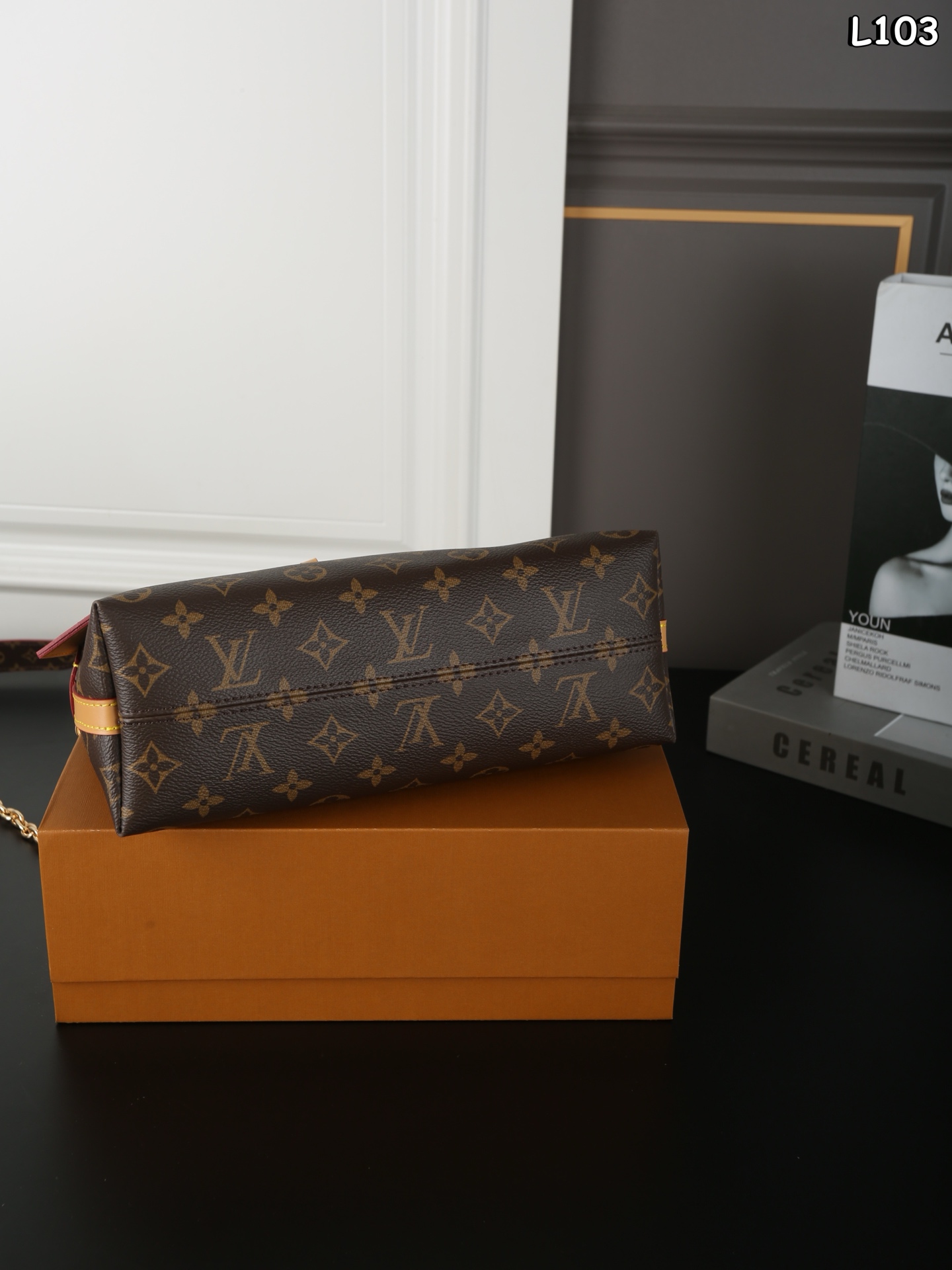 P200  全套礼盒
LV Carryall BB 链条包 单肩包 腋下包 托特购物袋 变码芯片
Lvcarryallbb
新款购物袋
背上秒变气质女神
容量杠杠的  日常出街完全拿捏！
时尚又不失优雅。 
尺寸：27×18