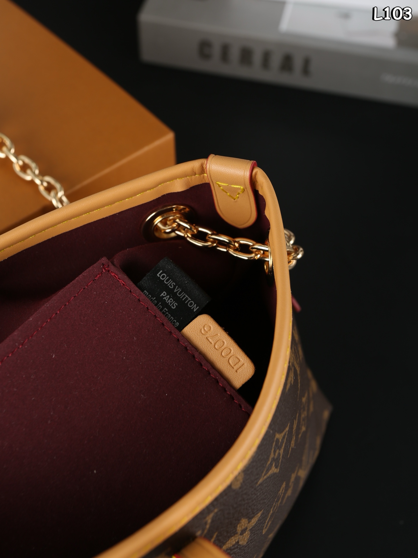 P200  全套礼盒
LV Carryall BB 链条包 单肩包 腋下包 托特购物袋 变码芯片
Lvcarryallbb
新款购物袋
背上秒变气质女神
容量杠杠的  日常出街完全拿捏！
时尚又不失优雅。 
尺寸：27×18