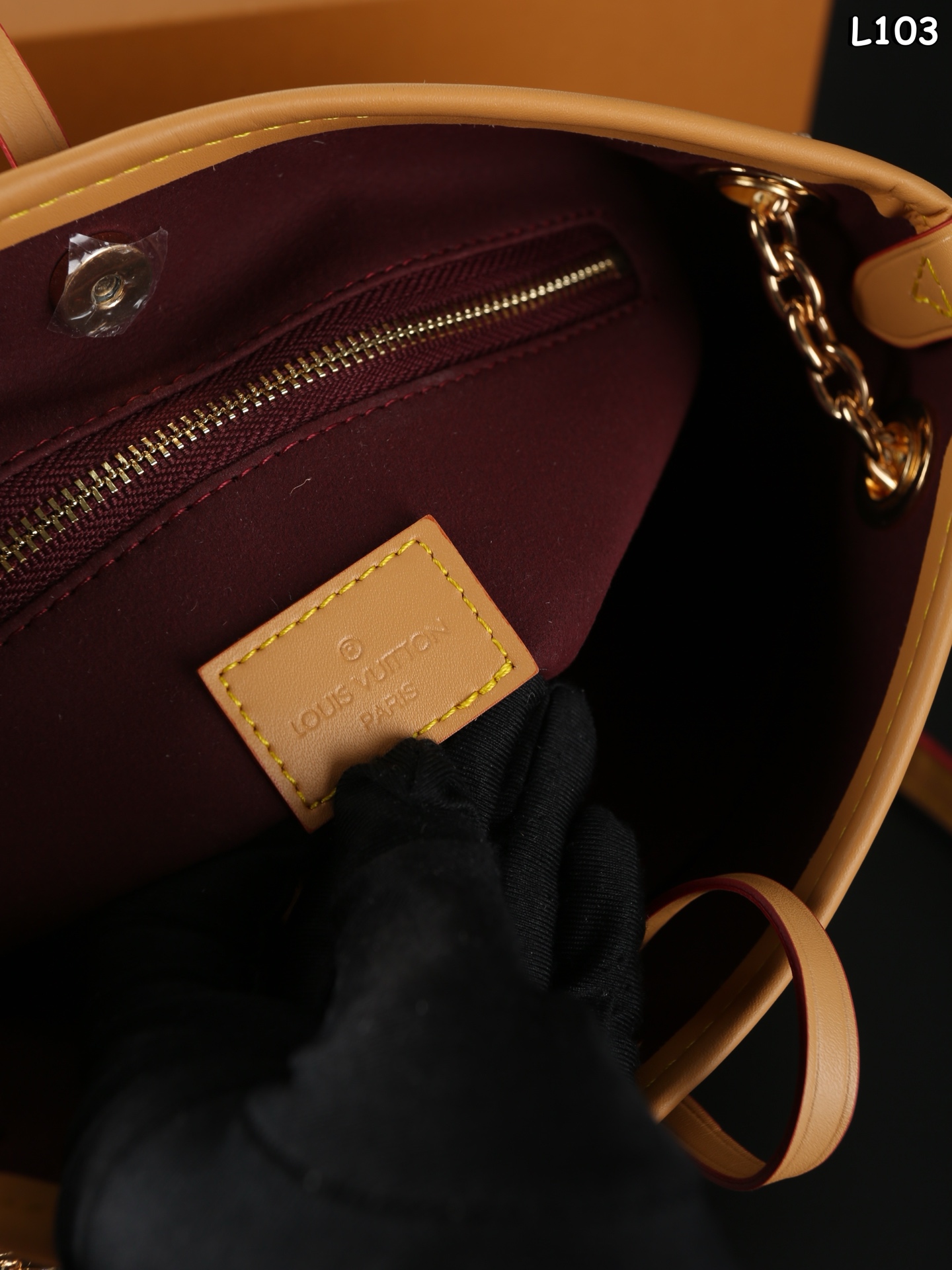 P200  全套礼盒
LV Carryall BB 链条包 单肩包 腋下包 托特购物袋 变码芯片
Lvcarryallbb
新款购物袋
背上秒变气质女神
容量杠杠的  日常出街完全拿捏！
时尚又不失优雅。 
尺寸：27×18