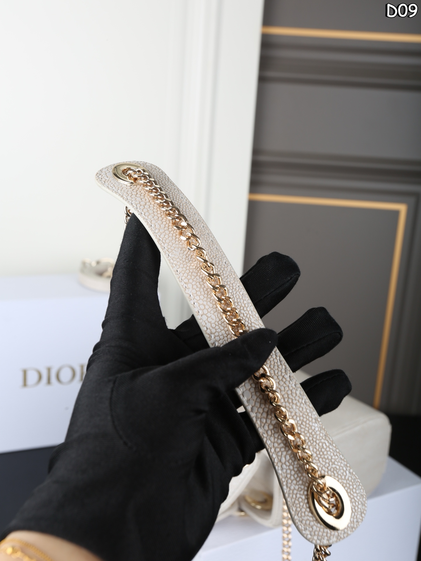 ❤️480包邮/原单代购级别
配折叠盒
DIOR迪奥 Lady Dior 蜥蜴纹 戴妃包单肩斜挎手提包
这款真的好好看，方方正正白白净净，实物就超级有质感！我现在连蜥蜴🦎都觉得可可爱爱了
心心念念的dior蜥蜴纹戴妃
尺寸：17×15
