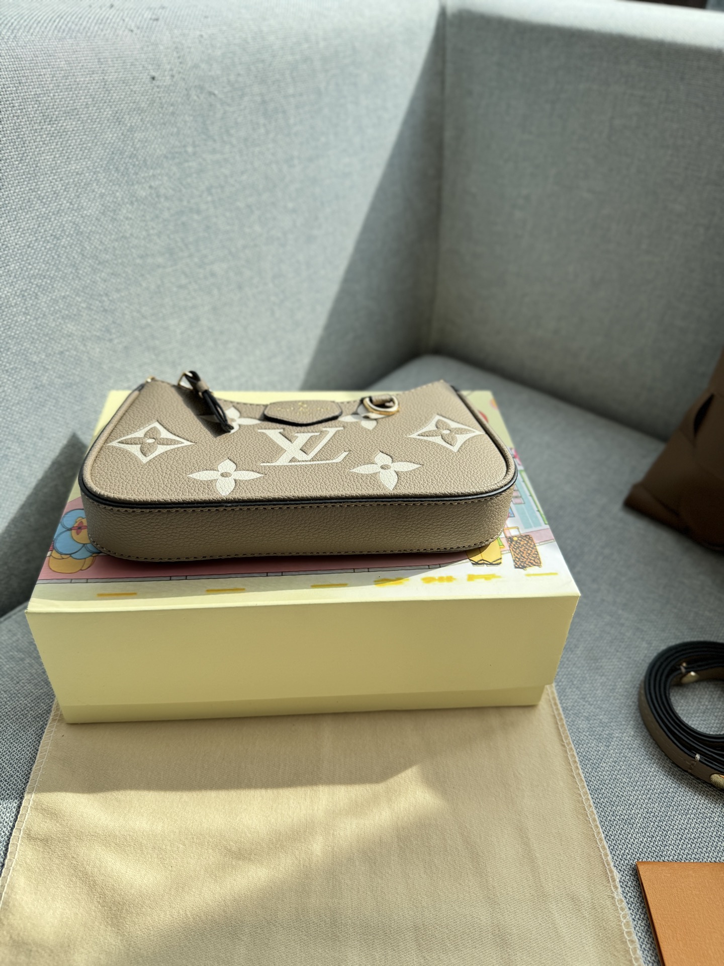 ❤️470包邮/原单代购级别
配折叠盒

size：20×12
路易威登LV pouch 压花 麻将包 链条包 单肩手提包 163变码芯片
超级有质感的大象灰色，实物真的太好看了，闭眼冲！！质感满满，看着心情就好～
小小的一只真的深得我喜欢
💗拥有粉色包包，做最甜的女孩