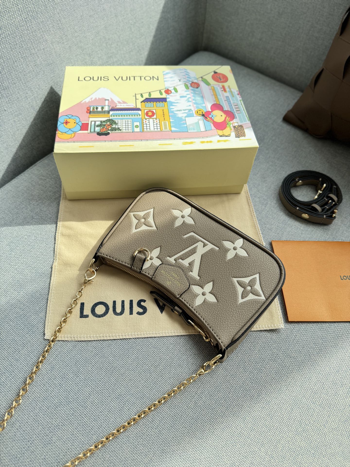 ❤️470包邮/原单代购级别
配折叠盒

size：20×12
路易威登LV pouch 压花 麻将包 链条包 单肩手提包 163变码芯片
超级有质感的大象灰色，实物真的太好看了，闭眼冲！！质感满满，看着心情就好～
小小的一只真的深得我喜欢
💗拥有粉色包包，做最甜的女孩