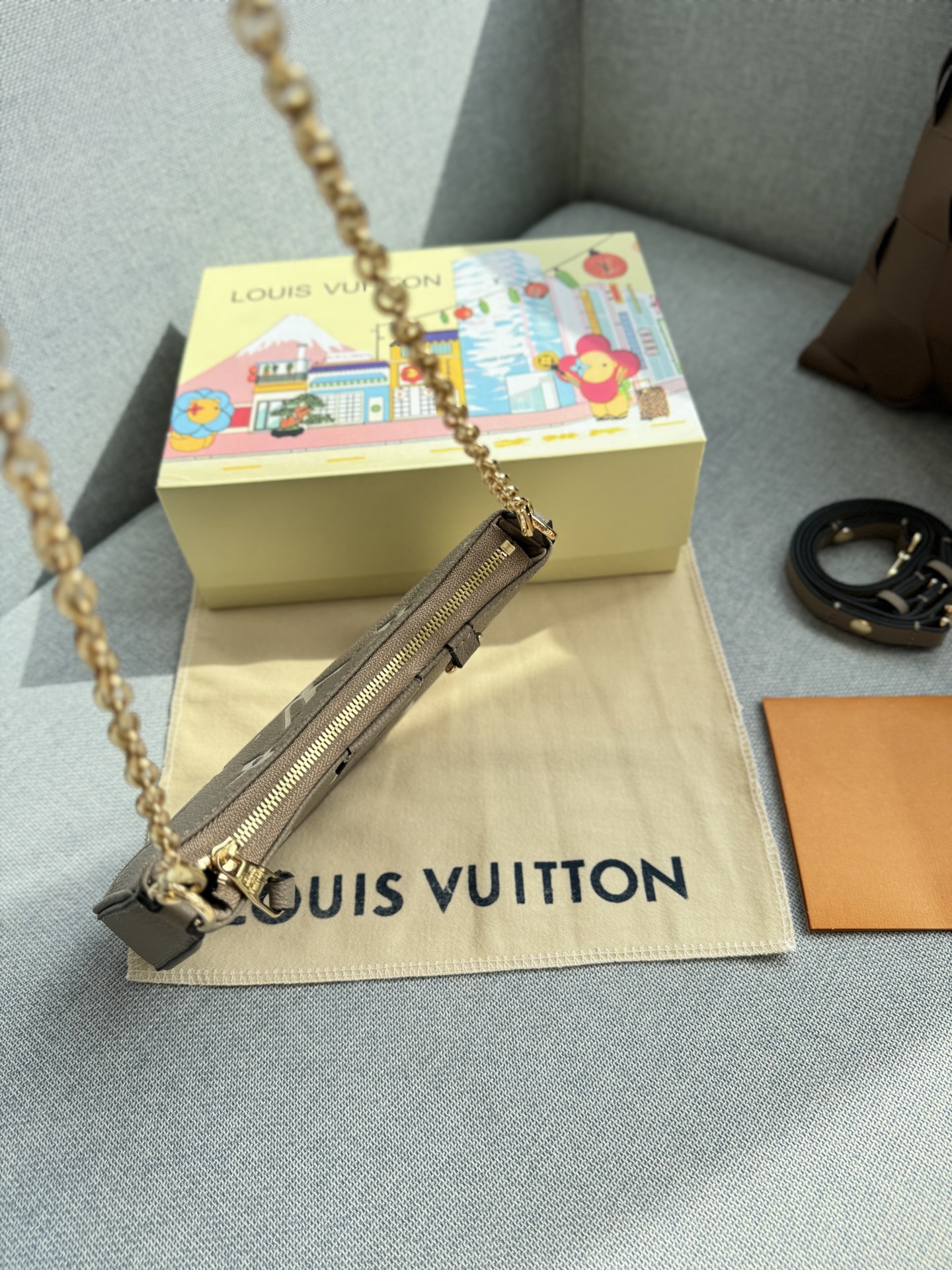 ❤️470包邮/原单代购级别
配折叠盒

size：20×12
路易威登LV pouch 压花 麻将包 链条包 单肩手提包 163变码芯片
超级有质感的大象灰色，实物真的太好看了，闭眼冲！！质感满满，看着心情就好～
小小的一只真的深得我喜欢
💗拥有粉色包包，做最甜的女孩