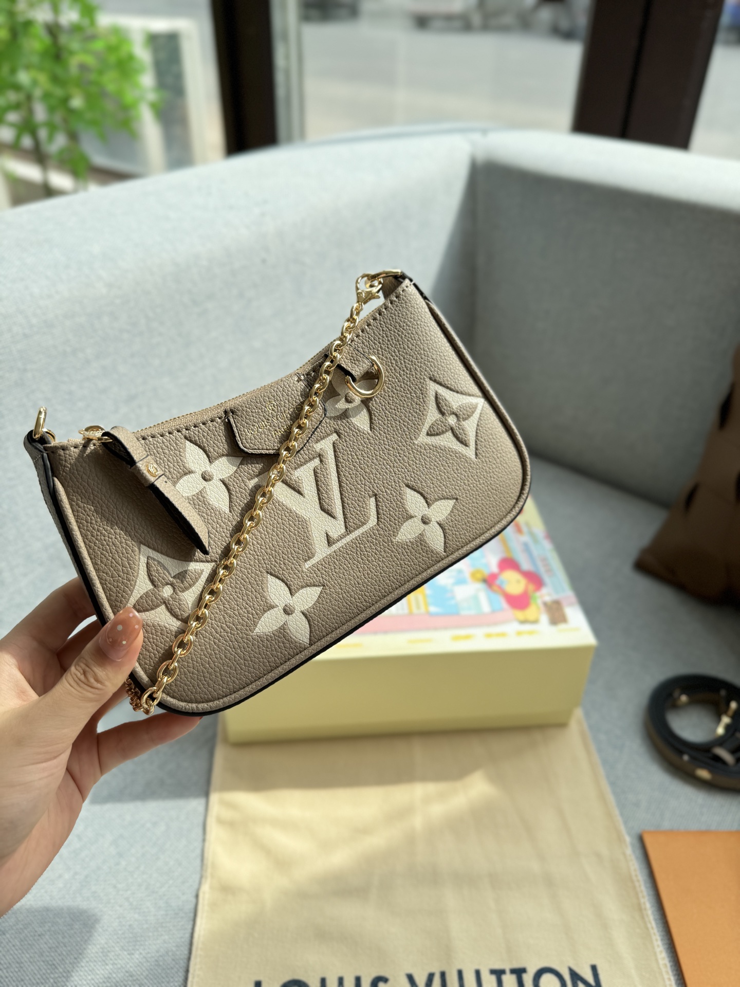 ❤️470包邮/原单代购级别
配折叠盒

size：20×12
路易威登LV pouch 压花 麻将包 链条包 单肩手提包 163变码芯片
超级有质感的大象灰色，实物真的太好看了，闭眼冲！！质感满满，看着心情就好～
小小的一只真的深得我喜欢
💗拥有粉色包包，做最甜的女孩