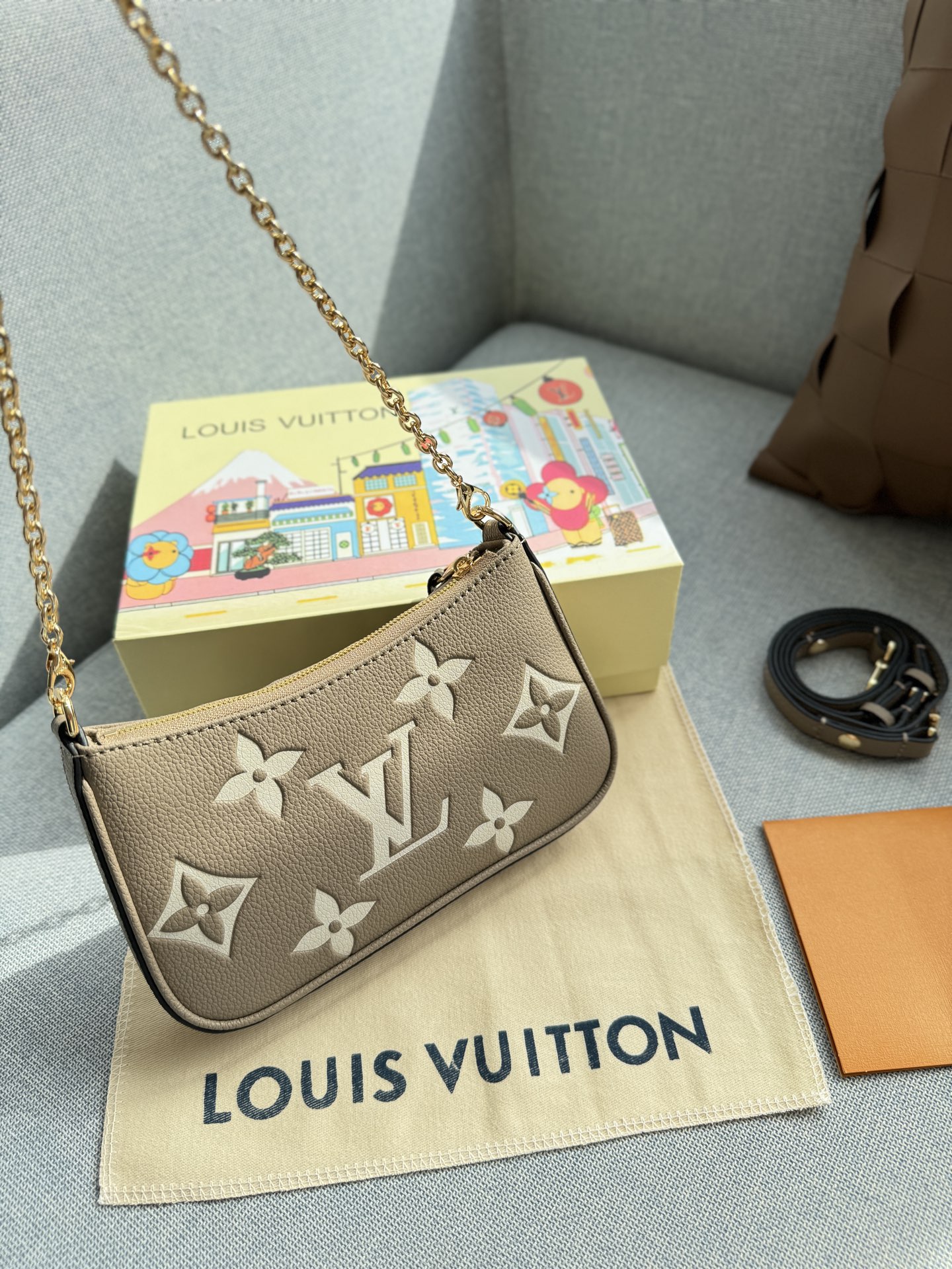 ❤️470包邮/原单代购级别
配折叠盒

size：20×12
路易威登LV pouch 压花 麻将包 链条包 单肩手提包 163变码芯片
超级有质感的大象灰色，实物真的太好看了，闭眼冲！！质感满满，看着心情就好～
小小的一只真的深得我喜欢
💗拥有粉色包包，做最甜的女孩
