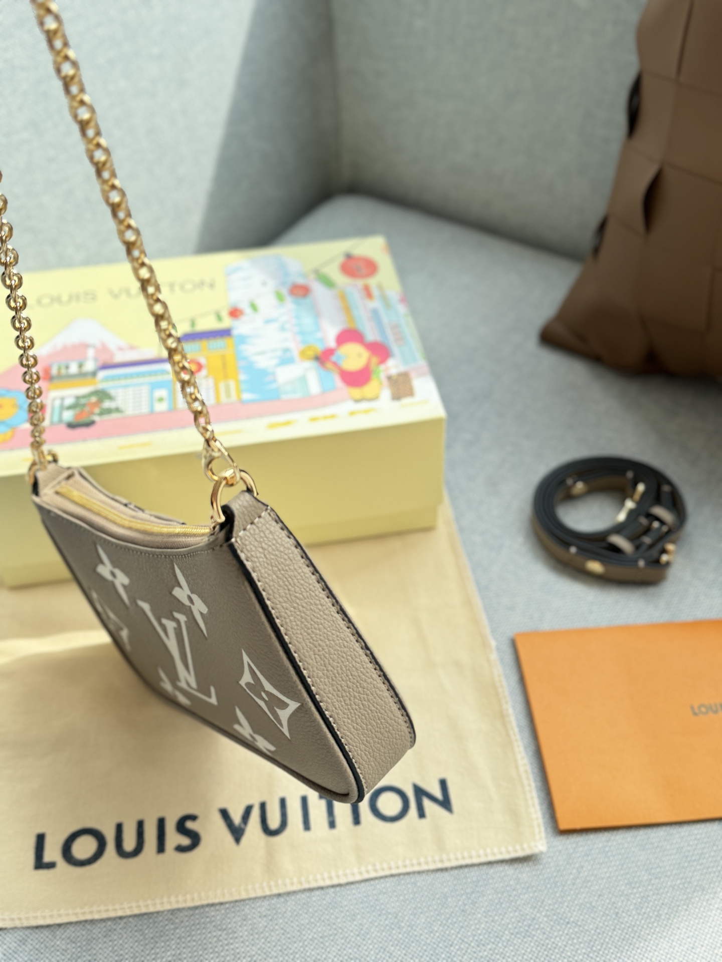 ❤️470包邮/原单代购级别
配折叠盒

size：20×12
路易威登LV pouch 压花 麻将包 链条包 单肩手提包 163变码芯片
超级有质感的大象灰色，实物真的太好看了，闭眼冲！！质感满满，看着心情就好～
小小的一只真的深得我喜欢
💗拥有粉色包包，做最甜的女孩