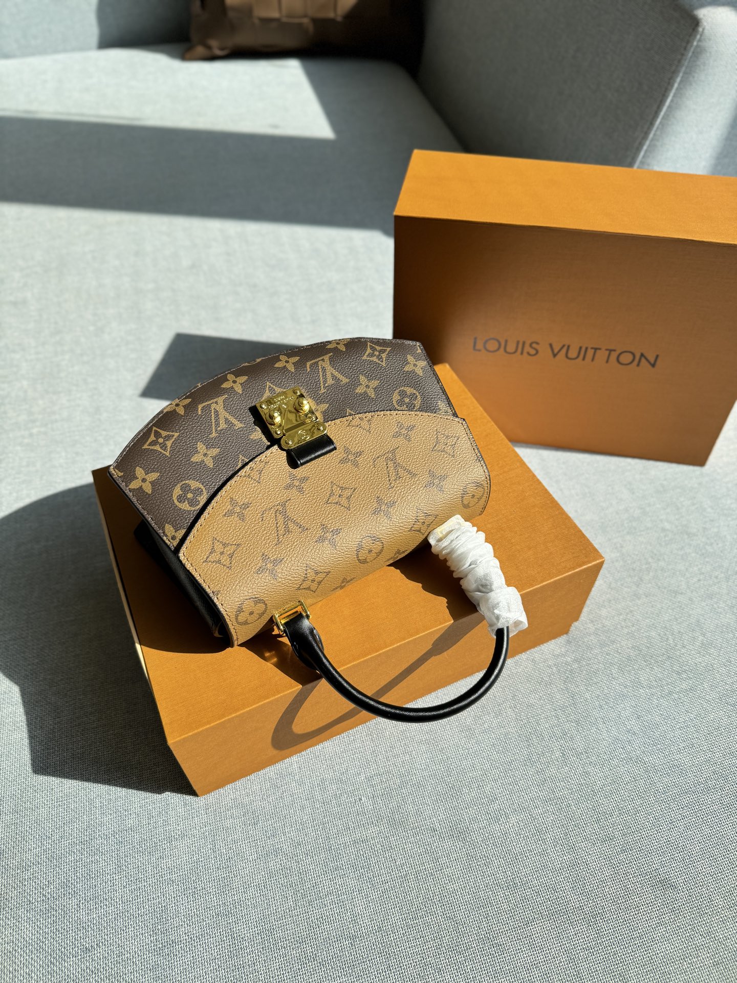 💰220包邮 折叠盒

size：22.516
LV TILSITT 扇子包手提单肩斜挎包 变码芯片
好看耐用 ，复古气息十足，上身很显气质
包包肩带可调节，有多种背法，在设计上融入了经典拼色老花，包型足够有识别度，又足够经典！