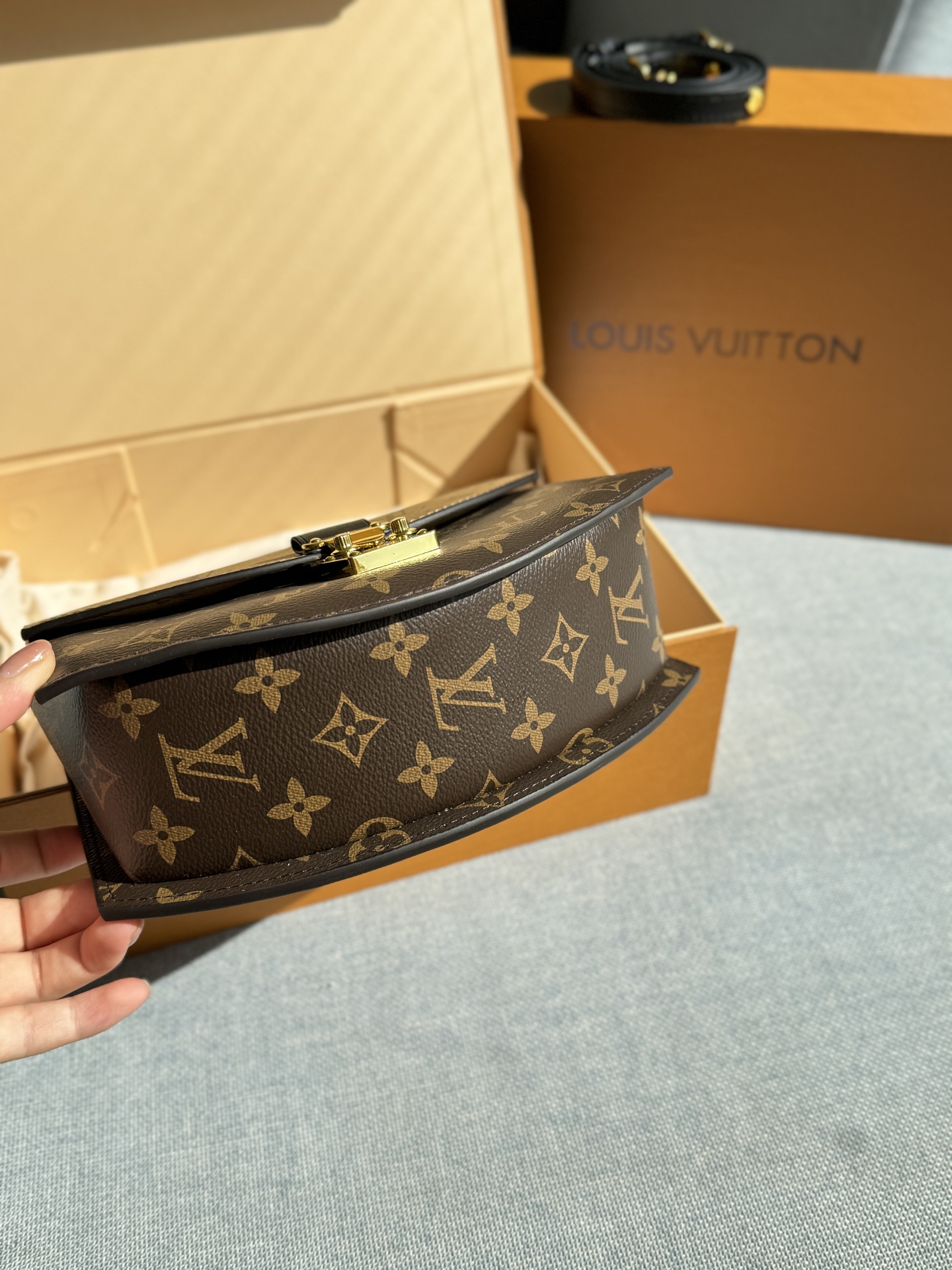 💰220包邮 折叠盒

size：22.516
LV TILSITT 扇子包手提单肩斜挎包 变码芯片
好看耐用 ，复古气息十足，上身很显气质
包包肩带可调节，有多种背法，在设计上融入了经典拼色老花，包型足够有识别度，又足够经典！