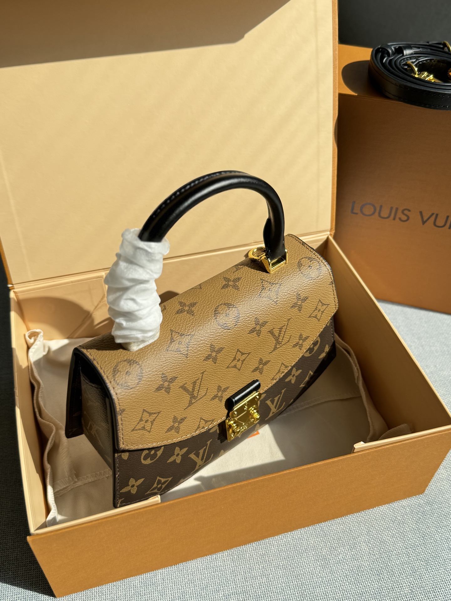 💰220包邮 折叠盒

size：22.516
LV TILSITT 扇子包手提单肩斜挎包 变码芯片
好看耐用 ，复古气息十足，上身很显气质
包包肩带可调节，有多种背法，在设计上融入了经典拼色老花，包型足够有识别度，又足够经典！