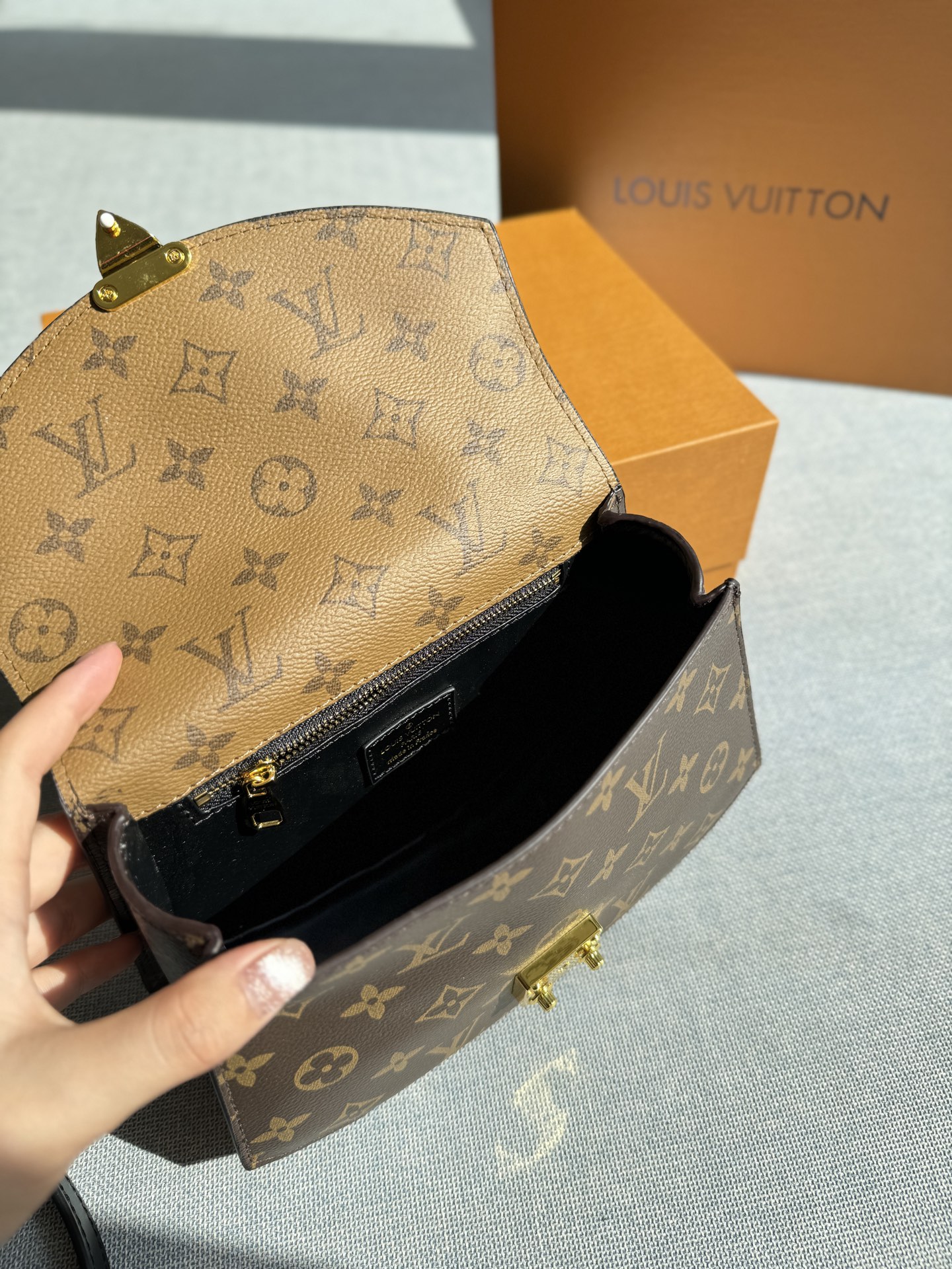 💰220包邮 折叠盒

size：22.516
LV TILSITT 扇子包手提单肩斜挎包 变码芯片
好看耐用 ，复古气息十足，上身很显气质
包包肩带可调节，有多种背法，在设计上融入了经典拼色老花，包型足够有识别度，又足够经典！