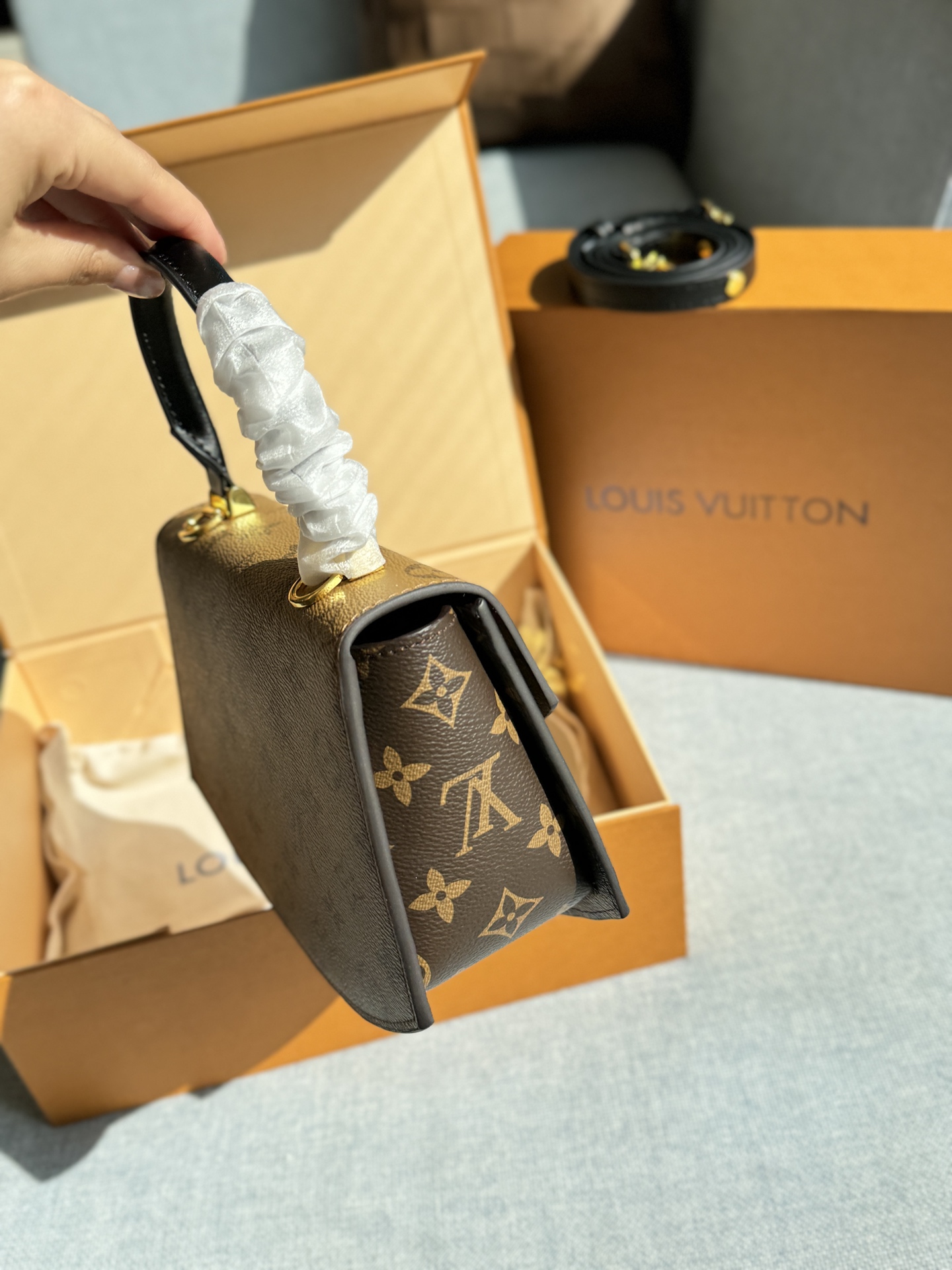💰220包邮 折叠盒

size：22.516
LV TILSITT 扇子包手提单肩斜挎包 变码芯片
好看耐用 ，复古气息十足，上身很显气质
包包肩带可调节，有多种背法，在设计上融入了经典拼色老花，包型足够有识别度，又足够经典！