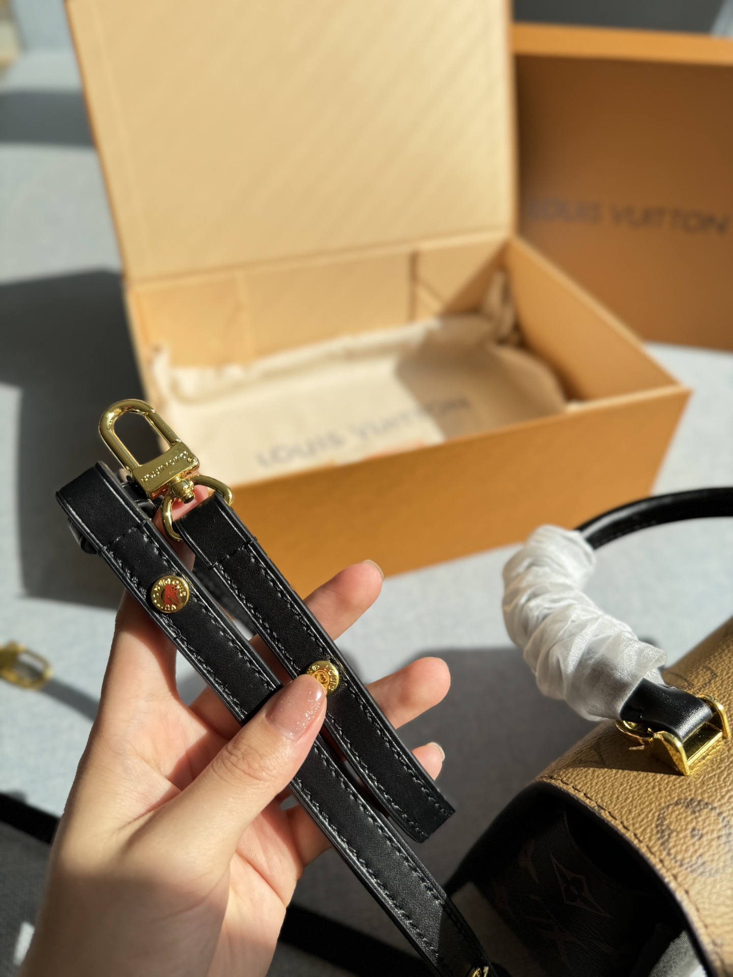 💰220包邮 折叠盒

size：22.516
LV TILSITT 扇子包手提单肩斜挎包 变码芯片
好看耐用 ，复古气息十足，上身很显气质
包包肩带可调节，有多种背法，在设计上融入了经典拼色老花，包型足够有识别度，又足够经典！