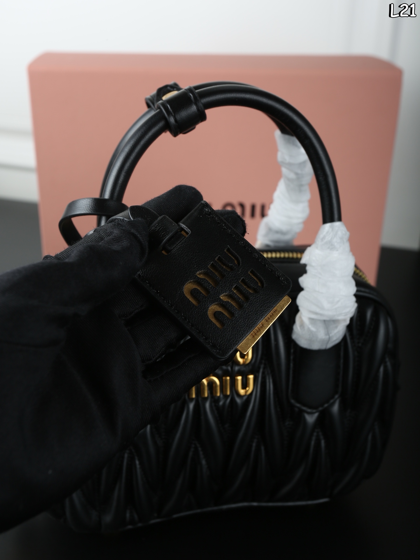 P250  折叠盒
MIU MIU缪缪 Arcadie系列 褶皱 保龄球包 手提包 迷你 
真实 独特 优雅
表达自我立场捕捉悠然韵调
以美国艺术家Margaret Keane 为灵感原型 摄影师
Meisel 透过其现实生活和精神世界极致表达女性顽强个性而又自由无羁的特质以一眼可辨的美学意境和鲜明风格，褶皱纹理交织细腻的皮革塑就精巧造型。
尺寸：21&times;14