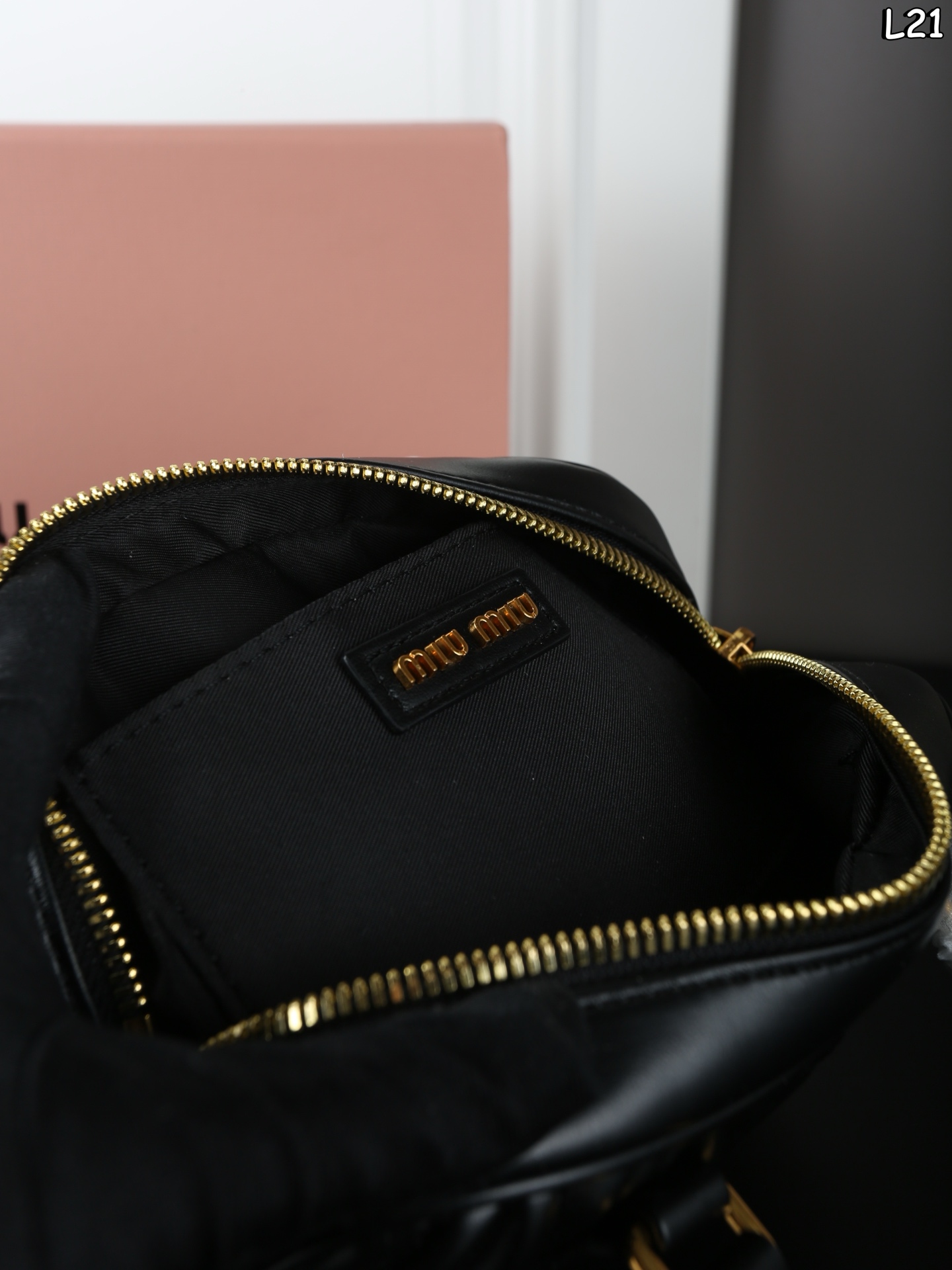 P250  折叠盒
MIU MIU缪缪 Arcadie系列 褶皱 保龄球包 手提包 迷你 
真实 独特 优雅
表达自我立场捕捉悠然韵调
以美国艺术家Margaret Keane 为灵感原型 摄影师
Meisel 透过其现实生活和精神世界极致表达女性顽强个性而又自由无羁的特质以一眼可辨的美学意境和鲜明风格，褶皱纹理交织细腻的皮革塑就精巧造型。
尺寸：21&times;14