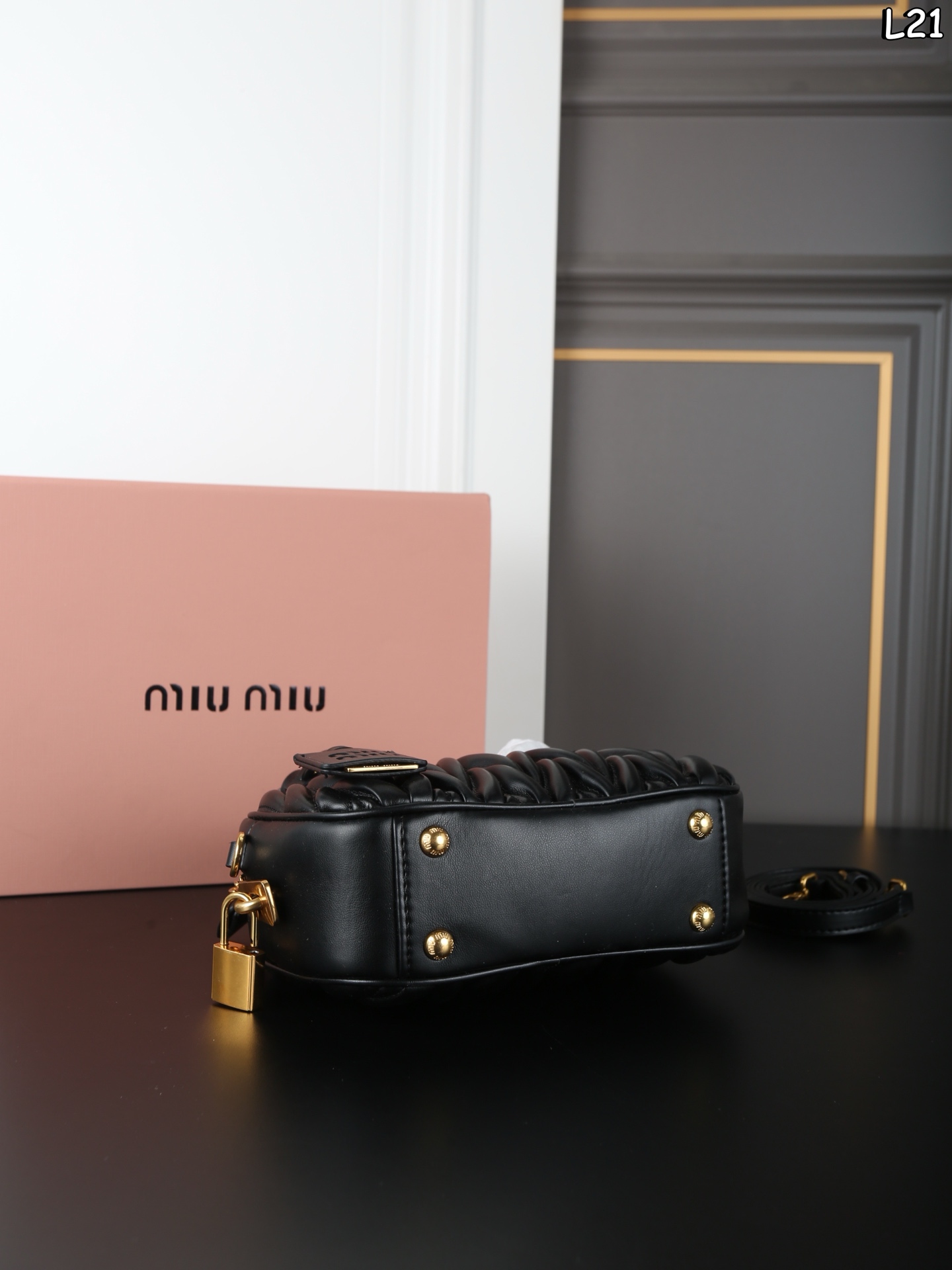 P250  折叠盒
MIU MIU缪缪 Arcadie系列 褶皱 保龄球包 手提包 迷你 
真实 独特 优雅
表达自我立场捕捉悠然韵调
以美国艺术家Margaret Keane 为灵感原型 摄影师
Meisel 透过其现实生活和精神世界极致表达女性顽强个性而又自由无羁的特质以一眼可辨的美学意境和鲜明风格，褶皱纹理交织细腻的皮革塑就精巧造型。
尺寸：21&times;14