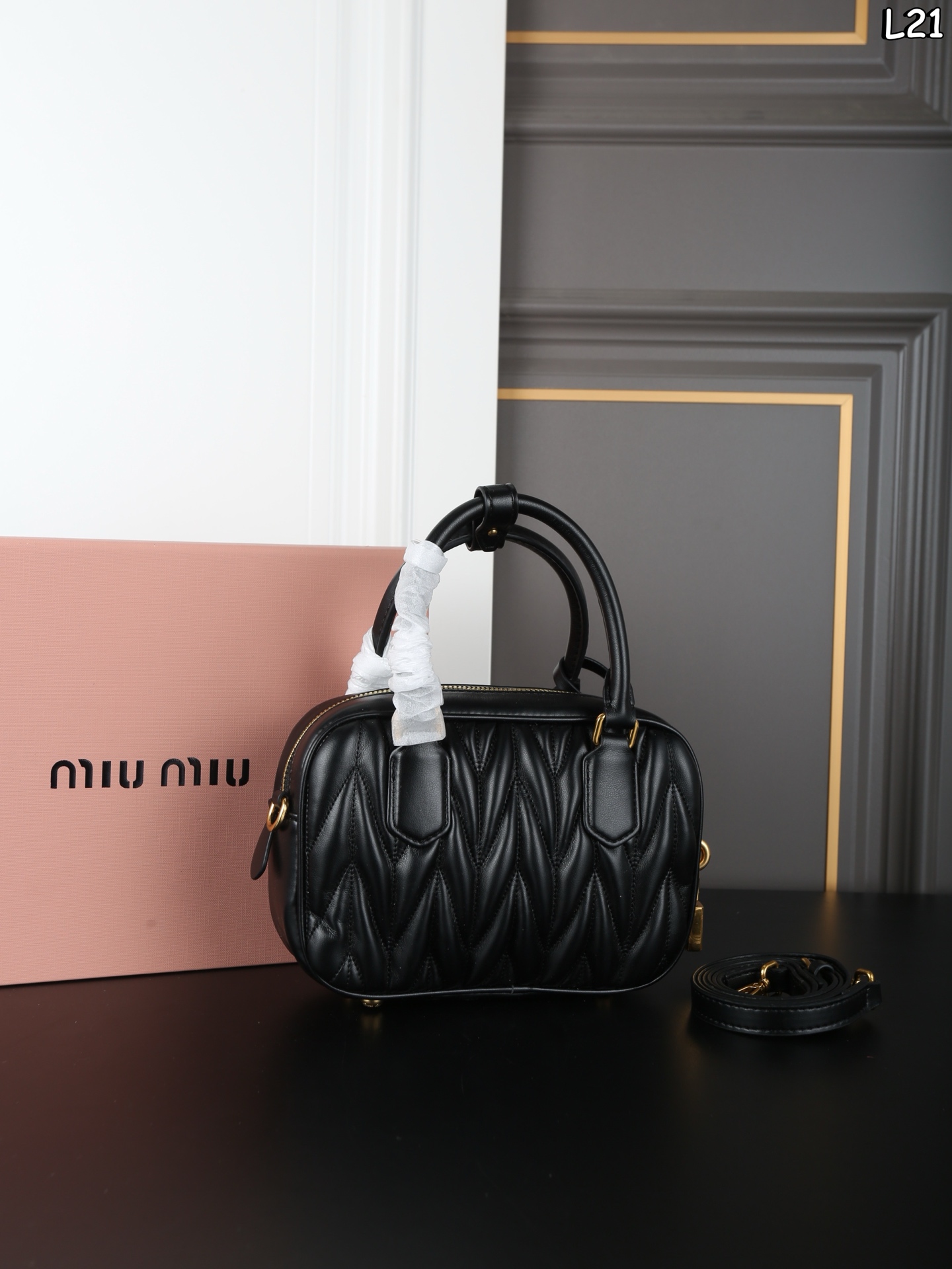 P250  折叠盒
MIU MIU缪缪 Arcadie系列 褶皱 保龄球包 手提包 迷你 
真实 独特 优雅
表达自我立场捕捉悠然韵调
以美国艺术家Margaret Keane 为灵感原型 摄影师
Meisel 透过其现实生活和精神世界极致表达女性顽强个性而又自由无羁的特质以一眼可辨的美学意境和鲜明风格，褶皱纹理交织细腻的皮革塑就精巧造型。
尺寸：21&times;14