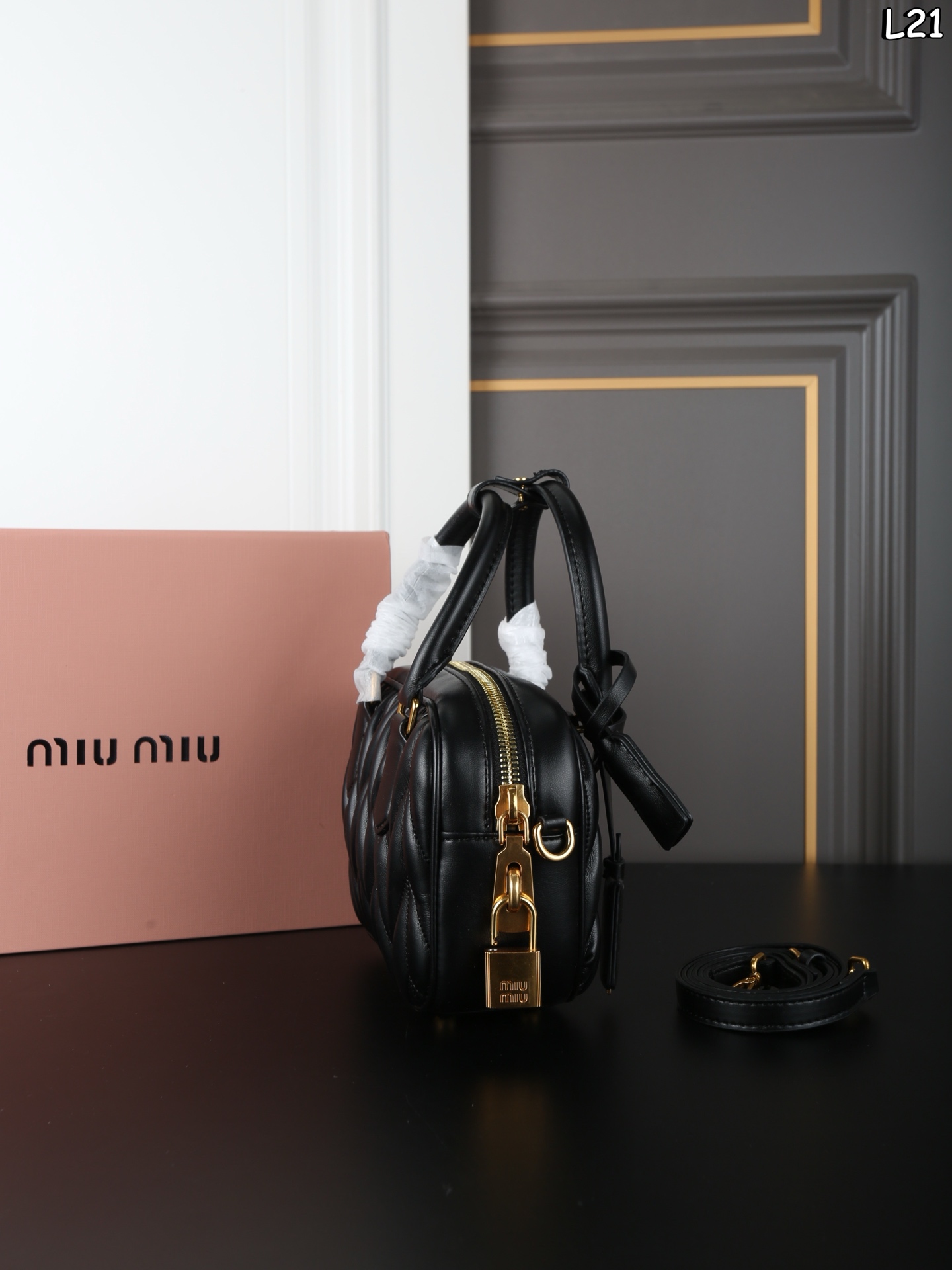 P250  折叠盒
MIU MIU缪缪 Arcadie系列 褶皱 保龄球包 手提包 迷你 
真实 独特 优雅
表达自我立场捕捉悠然韵调
以美国艺术家Margaret Keane 为灵感原型 摄影师
Meisel 透过其现实生活和精神世界极致表达女性顽强个性而又自由无羁的特质以一眼可辨的美学意境和鲜明风格，褶皱纹理交织细腻的皮革塑就精巧造型。
尺寸：21&times;14