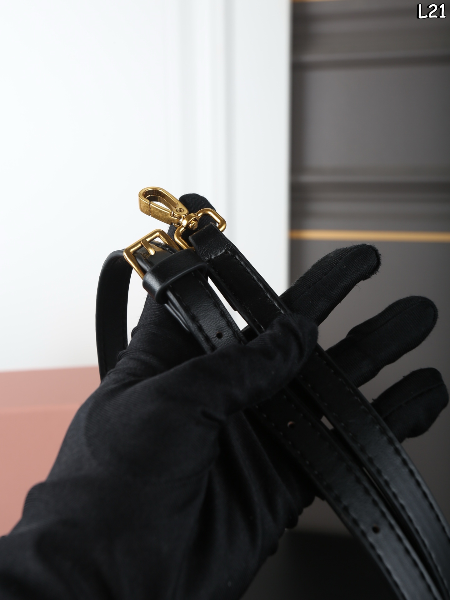 P250  折叠盒
MIU MIU缪缪 Arcadie系列 褶皱 保龄球包 手提包 迷你 
真实 独特 优雅
表达自我立场捕捉悠然韵调
以美国艺术家Margaret Keane 为灵感原型 摄影师
Meisel 透过其现实生活和精神世界极致表达女性顽强个性而又自由无羁的特质以一眼可辨的美学意境和鲜明风格，褶皱纹理交织细腻的皮革塑就精巧造型。
尺寸：21&times;14