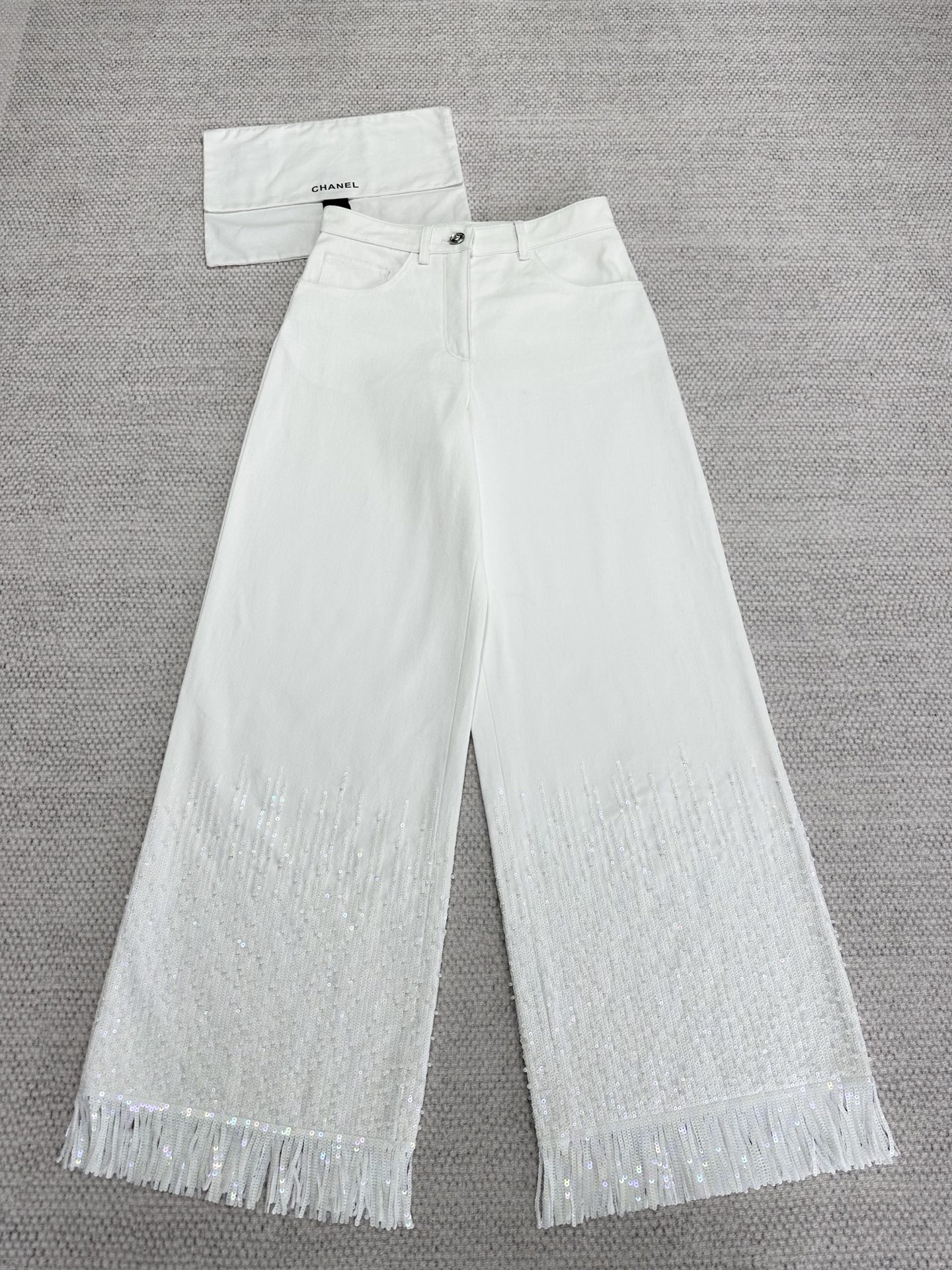 Chanel Witte Jeans met Wijde Pijpen, Franjes en Pailletten - Stijlvol en Comfortabel